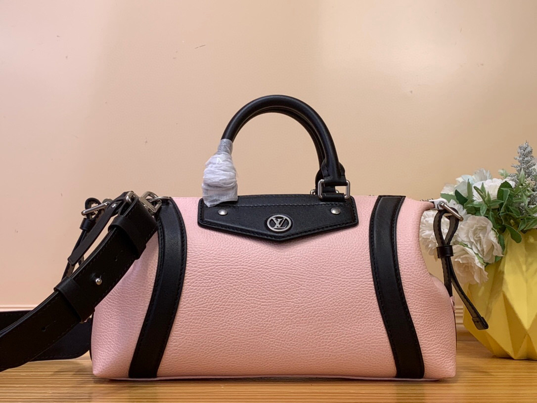 NO:551704,Top original order [LV BIKER small handbag] m25561 The pink LV Biker Yx handbag made an eye-catching appearance at the spring and summer show. This small version is pixel sheep leather dip-dyed in elegant tones, with V-shaped patches for contrasting leather elements, complementing the LV Circle logo. The side straps are easy to expand, and the glossy metal parts complete the details. Size 12 x 12 x 30 cm  9219995 (height x width x length),,louis vuitton,sheepskin19860909顶级原单【LV BIKER 小号手袋】 m25561 粉色 LV Biker Yx手袋以瞩目风姿亮相 春夏秀场,此款小号版本为像素羊皮革浸染雅致色调,借 V 形饰片点睛撞色皮革元素,与 LV Circle 标识相得益彰.侧带方便扩展构型,莹泽金属件完善细节. 尺寸12 x 12 x 30 厘米 9219995 (高 x 宽 x 长度),,louis vuitton,sheepskin,Bag