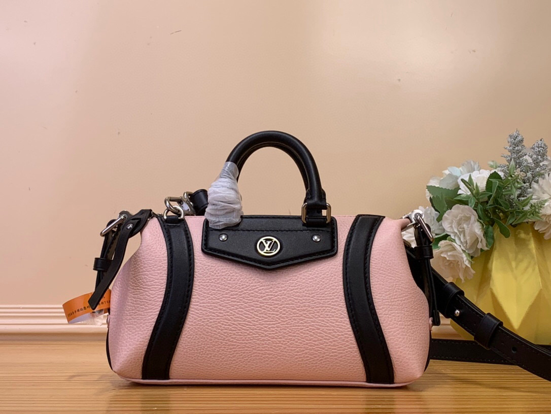 NO:551707,Top original order [NANO LV BIKER handbag] m25566 The light pink LV Biker medium handbag is from the hand of Nicolas Ghesquière. It debuted in the spring and summer show for the first time. This time it is added to the early autumn series in a new color. The pixel grain sheep leather is paired with smooth cowhide leather trimming, which complements the LV Circle logo on the patch. The expandable side strap pays tribute to the brand's box-making heritage. Size 10 x 10 x  23 cm 7818085 (height x width x length),,louis vuitton,cowhide,sheepskin19860909顶级原单【NANO LV BIKER 手袋】 m25566 浅粉色 LV Biker 中号手袋出自 Nicolas Ghesquière 之手,初次亮相于 春夏秀场,此次以崭新色调加入 早秋系列.像素粒面羊皮革搭配光滑牛皮革饰边,与饰片的 LV Circle 标识相得益彰,可扩展构型的侧带致意品牌制箱传承. 尺寸10 x 10 x 23 厘米 7818085 (高 x 宽 x 长度),,louis vuitton,cowhide,sheepskin,Bag