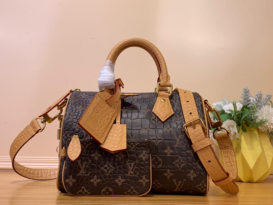 NO:552117,Top original item [SEEDY 9 BANDOULIRE25 handbag] m24425 Brown/Cow leather embossed crocodile pattern This Seedy 9 Bandoulière25 Monogram leather handbag uses soft cow leather to convey a luxurious texture. The Monogram print imitates the Monogram elements on the canvas. Polished metal parts, sheepskin lining and built-in signage highlight creative director Harrell Williams' focus on exquisite details. Size 25 x 15  x15 cm (length x height x width) 120121450,,cowhide,sheepskin19860909顶级原单【SEEDY 9 BANDOULIRE25 手袋】 m24425 棕色/牛皮压鳄鱼纹 本款 Seedy 9 Bandoulière25Monogram 皮革手袋以柔软牛皮革传递华贵质感.Monogram 印花临摹帆布上的Monogram 元素.抛光金属件、羊皮革内衬与内置标牌彰显创意总监harrell Williams 对考究细节的专注. 尺寸25 x 15 x15厘米(长度x高x宽) 120121450,,cowhide,sheepskin,Bag