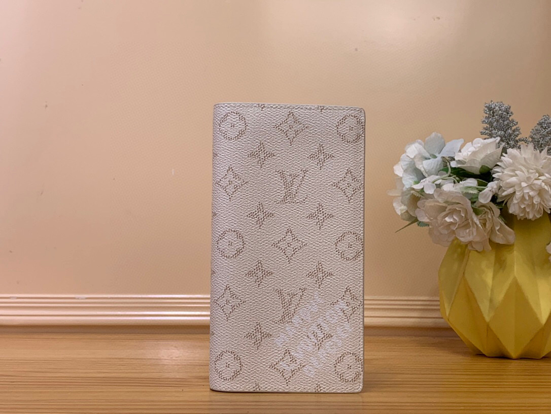 NO:551572,Top Original M15156 White Long Suit Clip Wallet Seasonal New BRAZZA Wallet This Brazza Wallet is wrapped in Monogram Heritage coated canvas and lined with printed cow leather, with harrell Williams' beloved Marque L. Vuitton Déosée logo marked on the corner. It has a card compartment, a zippered coin pocket and compartments, making it a good choice for daily travel. 19 x 2 x 10  cm.2213035,,wallets,business suit,cowhide19860909顶级原单M15156白色 长款西装夹钱包 当季新款 BRAZZA 钱夹 本款 Brazza 钱夹以 Monogram Heritage 涂层帆布包裹印花牛皮革内衬,将 harrell Willia ms挚爱的 Marque L. Vuitton Déosée 标识标注一角.内设卡片夹层、拉链零钱袋和隔层,成就日常出行佳选.19 x 2 x 10 厘米.2213035,,wallets,business suit,cowhide,Bag