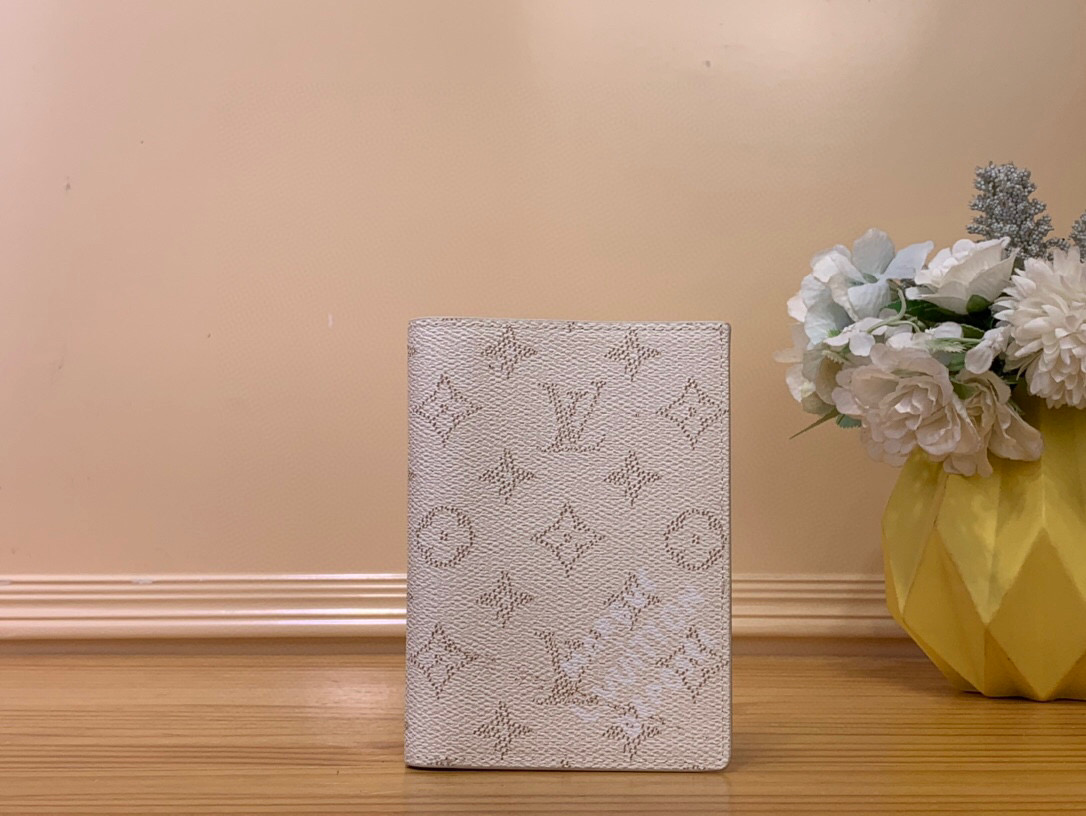 NO:551574,Top Original M15075 White Passport Holder Passport Case Wallet Seasonal New Passport Case This passport case is wrapped with Monogram Heritage Ms coated canvas and printed cowhide lining, and the Marque L.Vuitton Déosée logo is written on the lower front. It has a card compartment and a patch pocket to store and carry your passport properly. 14 x 2.5 x 10 cm. 1712028,,wallets,cowhide19860909顶级原单M15075白色 护照夹护照套钱包 当季新款 护照套 本款护照套以 Monogram Heritage Ms涂层帆布包裹印花牛皮革内衬,再于正面下方抒写 Marque L.Vuitton Déosée 标识.内设卡片夹层与贴袋,可妥善收纳和携带护照.14 x 2.5 x 10 厘米.1712028,,wallets,cowhide,Bag