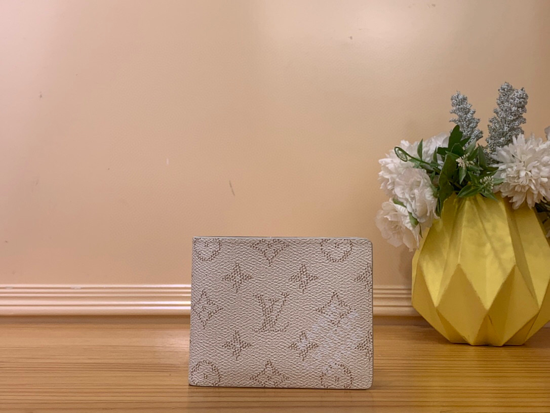 NO:551576,Top Original M14691 White Short Suit Clip Wallet Seasonal New MULTILE Wallet This Multile Wallet is made of Monogram Heritage Ms canvas. The Monogram elements are integrated into vertical and horizontal textures with modern brushstrokes, highlighting harrell Williams' creative reshaping of the classic Damier pattern. The contrasting leather lining is partially covered with colorful striped prints, and has abundant card slots and compartments. It can also be easily placed in most pockets. 9 x 1.5 x 11.5  cm.1812026,,wallets,business suit19860909顶级原单M14691白色 短款西装夹钱包 当季新款 MULTILE 钱夹 本款 Multile 钱夹取材 Monogram Heritage Ms帆布,以摩登笔触为 Monogram 元素融入纵横纹理,彰显 harrell Williams 对经典 Damier 图案的创意重塑.撞色皮革内衬局部铺陈缤纷条纹印花,内设丰富卡位和隔层,亦可轻松置于多数口袋.9 x 1.5 x 11.5 厘米.1812026,,wallets,business suit,Bag