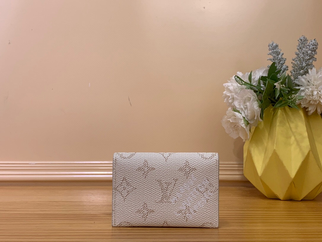 NO:551579,Top original order M14817 white card holder card holder wallet seasonal new SLIM Ms card holder This Slim card holder is made of Monogram Heritage coated canvas rendered in fresh ocean tones. Open the snap button to reveal the cow leather lining and stripe print partition. The internal card slot allows for the orderly collection of items. 7.3 x 1 x 10.6 cm. 1512026,,wallets,cowhide19860909顶级原单M14817白色 卡包卡夹钱包 当季新款 SLIM Ms卡夹 本款 Slim 卡夹为 Monogram Heritage 涂层帆布渲染清新海洋色调,开启按扣可见牛皮革内衬和条纹印花分区.内部卡位实现物品的有序归纳.7.3 x 1 x 10.6 厘米.1512026,,wallets,cowhide,Bag