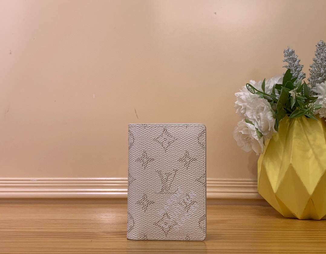 NO:551578,Top original order M14689 white card holder pocket wallet wallet new season pocket wallet This pocket wallet is made of Monogram Heritage Ms coated canvas with cowhide stripe lining, telling the inspiration of ocean cruises in fresh colors. The Marque L. Vuitton Déosée logo is written on the front, and the card compartment, inner pocket and outer pocket are rich in functional design. 11 x 1 x 8 cm. 1712026, wallets, cowhide19860909顶级原单M14689白色 卡包口袋钱夹钱包 当季新款 口袋钱夹 本款口袋钱夹为 Monogram Heritage Ms涂层帆布搭配牛皮革条纹内衬,以清新色调讲述远洋游轮的灵感启发.正面抒写 Marque L. Vuitton Déosée 标识,卡片夹层、内袋和外袋丰富功能设计.11 x 1 x 8 厘米.1712026,,wallets,cowhide,Bag