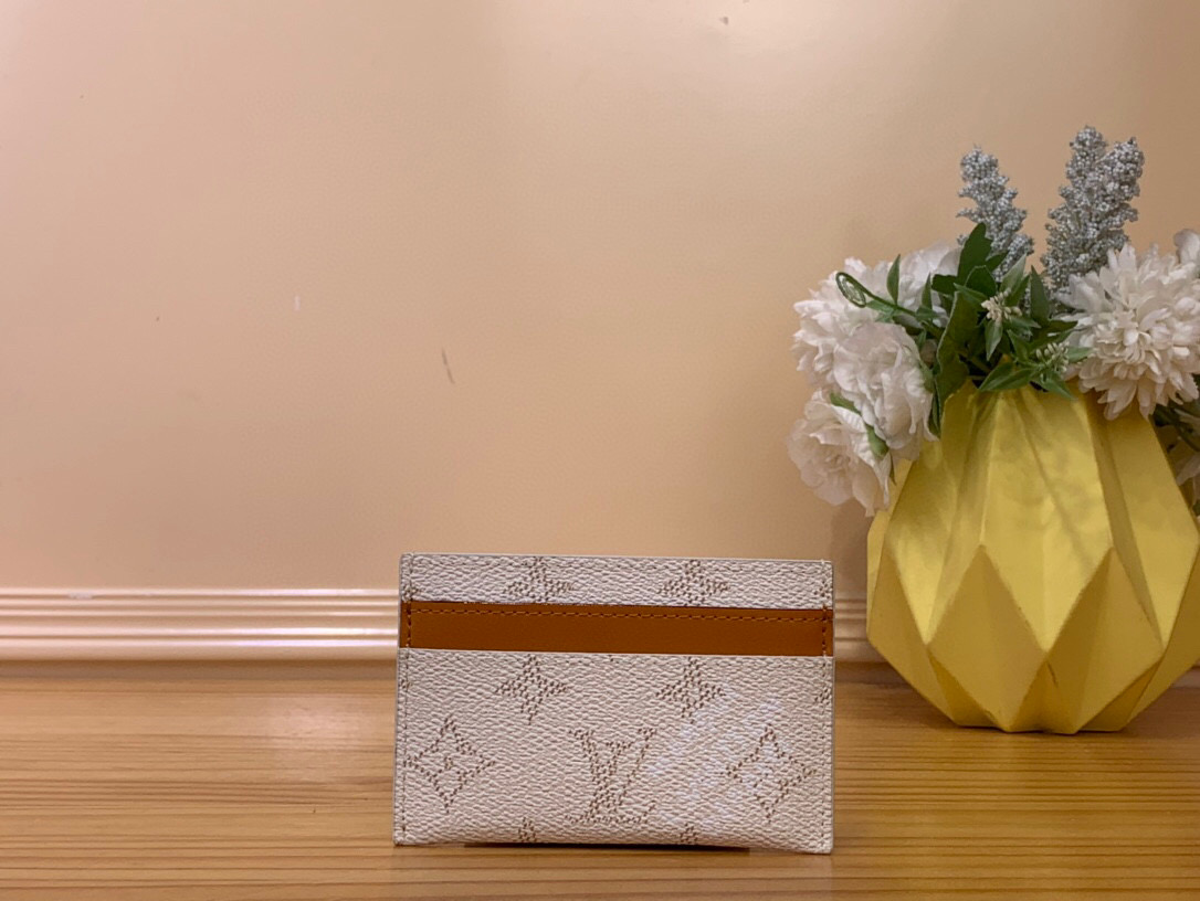 NO:551582,Top original order M14766 white card holder business card holder wallet seasonal new DOUBLE card holder This Double card holder is made of Monogram Heritage Ms coated canvas, with original Damier printing elements such as vertical and horizontal textures to present harrell Williams' new interpretation of the Monogram pattern. The cow leather trim and the Marque L.Vuitton Déosée logo on the front add exquisite details, and the card compartment and central pocket realize functional considerations. 7 x 1.5 x 11  cm.1512026,,wallets,cowhide19860909顶级原单M14766白色 卡包名片夹钱包当季新款 DOUBLE 卡夹 本款 Double 卡夹取材 Monogram Heritage Ms涂层帆布,以纵横纹理等原版 Damier 印花元素呈现 harrell Williams 对 Monogram 图案的崭新诠释.牛皮革饰边和正面 Marque L.Vuitton Déosée 标识再添考究细节,卡片夹层和中央口袋实现功能考量.7 x 1.5 x 11 厘米.1512026,,wallets,cowhide,Bag