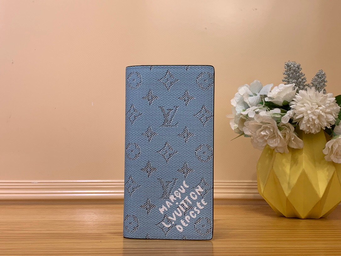 NO:551562,Top Original M15156 Blue Long Suit Clip Wallet Seasonal New BRAZZA Wallet This Brazza wallet is wrapped in Monogram Heritage Ms coated canvas and lined with printed cow leather, with harrell Williams' beloved Marque L. Vuitton Déosée logo marked on the corner. It has a card compartment, a zippered coin pocket and compartments, making it a good choice for daily travel. 19 x 2 x 10  cm.2313035,,wallets,business suit,cowhide19860909顶级原单M15156蓝色 长款西装夹钱包 当季新款 BRAZZA 钱夹 本款 Brazza 钱夹以 Monogram Heritage Ms涂层帆布包裹印花牛皮革内衬,将 harrell Williams 挚爱的 Marque L. Vuitton Déosée 标识标注一角.内设卡片夹层、拉链零钱袋和隔层,成就日常出行佳选.19 x 2 x 10 厘米.2313035,,wallets,business suit,cowhide,Bag