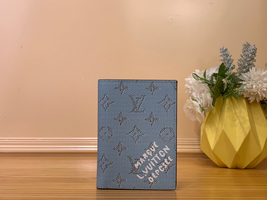 NO:551564,Top Original M15075 Blue Passport Holder Passport Case Wallet Seasonal New Passport Case This passport case is wrapped in Monogram Heritage Ms coated canvas and printed cow leather lining, and the Marque L.Vuitton Déosée logo is written on the lower front. It has a card compartment and a patch pocket inside, which can store and carry the passport properly. 14 x 2.5 x 10 cm. 1712025,,wallets,cowhide19860909顶级原单M15075蓝色 护照夹护照套钱包 当季新款 护照套 本款护照套以 Monogram Heritage Ms涂层帆布包裹印花牛皮革内衬,再于正面下方抒写 Marque L.Vuitton Déosée 标识.内设卡片夹层与贴袋,可妥善收纳和携带护照.14 x 2.5 x 10 厘米.1712025,,wallets,cowhide,Bag