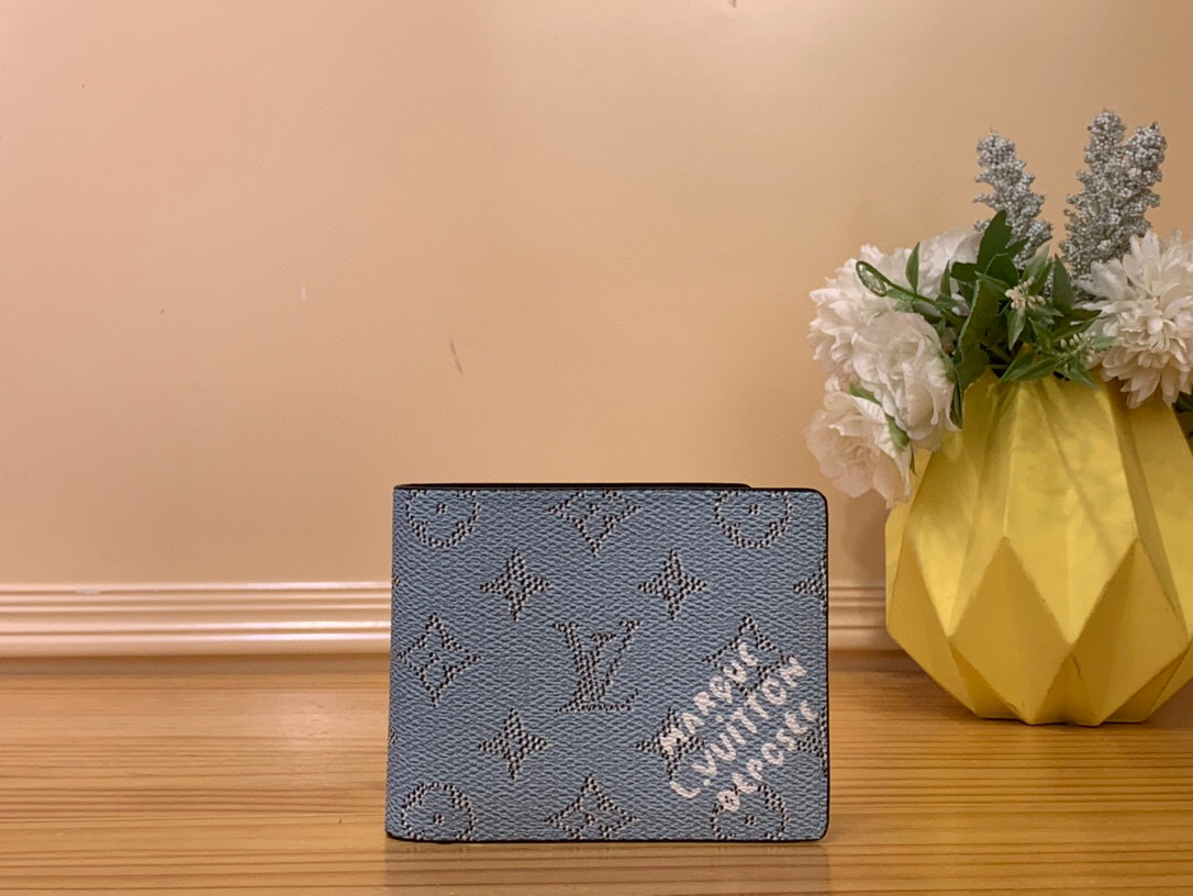 NO:555427,Top Original M14691 Blue Short Suit Clip Wallet Seasonal New MULTILE Ms Wallet This Multile Wallet is made of Monogram Heritage canvas, with modern brushstrokes integrating the Monogram elements into vertical and horizontal textures, highlighting harrell Williams' creative reinvention of the classic Damier pattern. The contrasting leather lining is partially covered with colorful striped prints, and has abundant card slots and compartments. It can also be easily placed in most pockets. 9 x 1.5 x 11.5  cm.1812026,,wallets,business suit19860909顶级原单M14691蓝色 短款西装夹钱包 当季新款 MULTILE Ms钱夹 本款 Multile 钱夹取材 Monogram Heritage 帆布,以摩登笔触为 Monogram 元素融入纵横纹理,彰显 harrell Williams 对经典 Damier 图案的创意重塑.撞色皮革内衬局部铺陈缤纷条纹印花,内设丰富卡位和隔层,亦可轻松置于多数口袋.9 x 1.5 x 11.5 厘米.1812026,,wallets,business suit,Bag