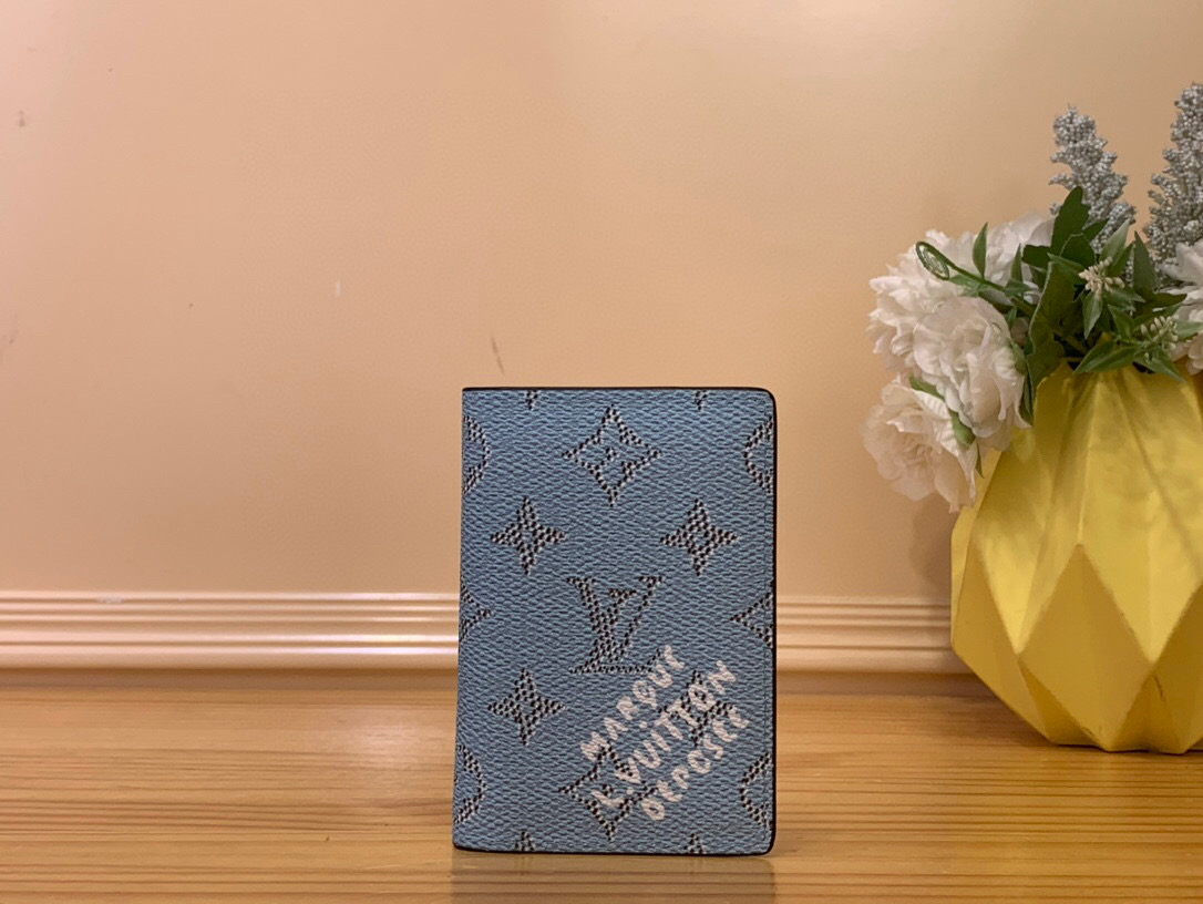 NO:551566,Top Original M15075 Blue Passport Holder Passport Case Wallet Seasonal New Passport Case This passport case is wrapped in Monogram Heritage Ms coated canvas and printed cow leather lining, and the Marque L.Vuitton Déosée logo is written on the lower front. It has a card compartment and a patch pocket inside, which can store and carry the passport properly. 14 x 2.5 x 10 cm. 1712025,,wallets,cowhide19860909顶级原单M15075蓝色 护照夹护照套钱包 当季新款 护照套 本款护照套以 Monogram Heritage Ms涂层帆布包裹印花牛皮革内衬,再于正面下方抒写 Marque L.Vuitton Déosée 标识.内设卡片夹层与贴袋,可妥善收纳和携带护照.14 x 2.5 x 10 厘米.1712025,,wallets,cowhide,Bag