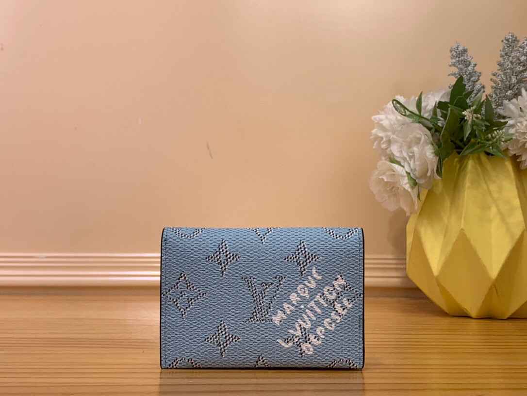 NO:551568,Top original item M14817 blue card holder card holder wallet seasonal new SLIM Ms card holder This Slim card holder is made of Monogram Heritage coated canvas rendered in fresh ocean tones. Open the snap button to reveal the cow leather lining and striped printed partitions. The internal card slot allows for the orderly collection of items. 7.3 x 1 x 10.6 cm. 1512026,, wallets, cowhide19860909顶级原单M14817蓝色 卡包卡夹钱包 当季新款 SLIM Ms卡夹 本款 Slim 卡夹为 Monogram Heritage 涂层帆布渲染清新海洋色调,开启按扣可见牛皮革内衬和条纹印花分区.内部卡位实现物品的有序归纳.7.3 x 1 x 10.6 厘米.1512026,,wallets,cowhide,Bag