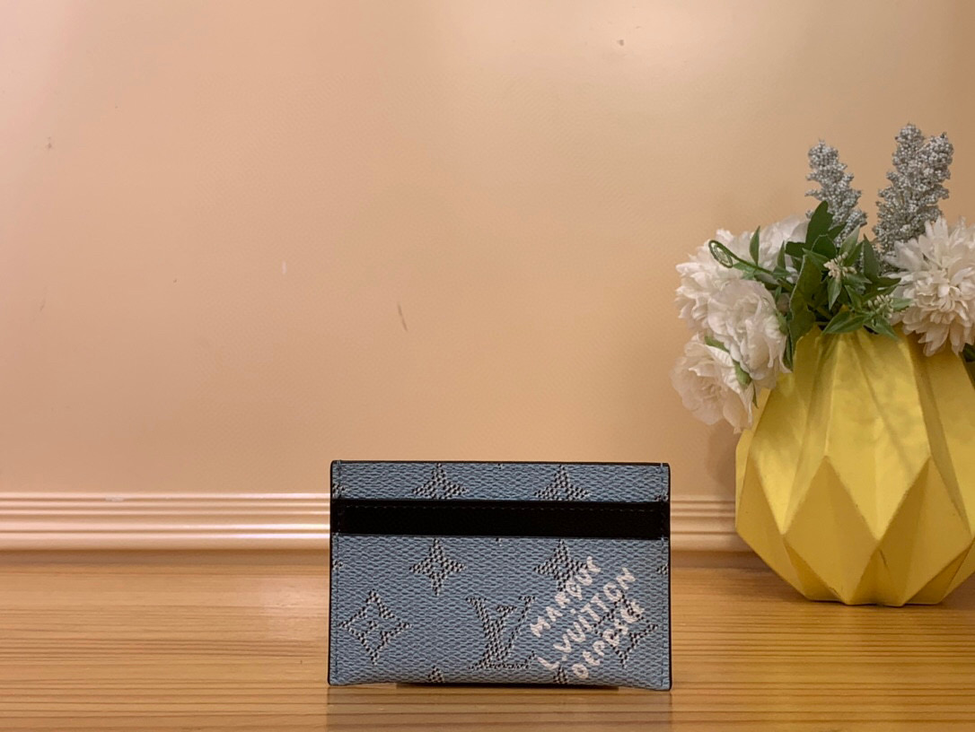 NO:551570,Top original order M14766 blue card holder, business card holder, wallet, new season DOUBLE card holder. This Double card holder is made of Monogram Heritage Ms coated canvas, with original Damier printing elements such as vertical and horizontal textures to present harrell Williams' new interpretation of the Monogram pattern. The cow leather trim and front Marque L.Vuitton Déosée logo add exquisite details, and the card compartment and central pocket realize functional considerations. 7 x 1.5 x 11  cm.1512028,,wallets,cowhide19860909顶级原单M14766蓝色 卡包名片夹钱包当季新款 DOUBLE 卡夹 本款 Double 卡夹取材 Monogram Heritage Ms涂层帆布,以纵横纹理等原版 Damier 印花元素呈现 harrell Williams 对 Monogram 图案的崭新诠释.牛皮革饰边和正面 Marque L.Vuitton Déosée 标识再添考究细节,卡片夹层和中央口袋实现功能考量.7 x 1.5 x 11 厘米.1512028,,wallets,cowhide,Bag