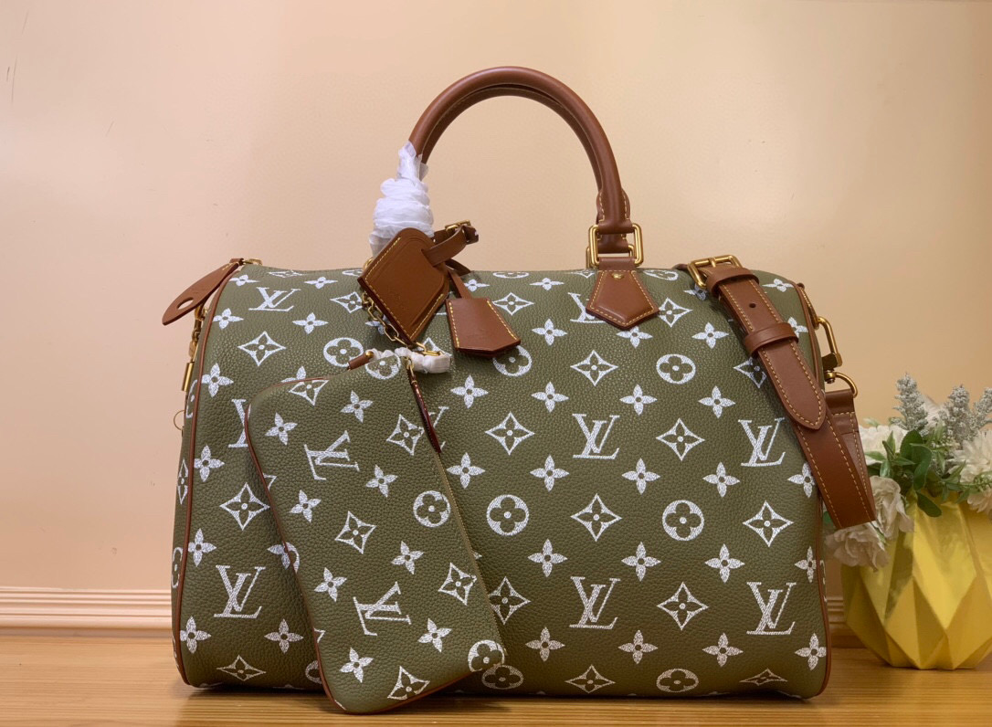 NO:551585,Top original order [SEEDY 9 BANDOULIRE40 handbag] M24418 blue m24417 green m24419 yellow m24420 red m24422 brown m11563 pink purple m11564 lake blue m11597 purple / light green This Seedy 9 Bandoulière 40 Monogram  The Leather handbag is made of soft grained cow leather wrapped with sheepskin lining, and uses a silk-screened Monogram pattern to present the blurred look of canvas printing, expressing the new season's ingenuity of creative director harrell Williams. Size 40 x 26 x 23 cm,,cowhide,sheepskin19860909顶级原单【SEEDY 9 BANDOULIRE40手袋】M24418 蓝色 m24417绿色 m24419黄色 m24420红色 m24422 棕色 m11563 粉紫色 m11564 湖水蓝 m11597 紫色 /淡绿色 本款Seedy 9 Bandoulière 40 Monogram Leather手袋为柔软粒面牛皮革包裹羊皮革内衬,以丝印Monogram 图案呈现帆布印花的迷离观感,道出创意总监harrell Williams的新季巧思. 尺寸40 x 26 x23厘米,,cowhide,sheepskin,Bag