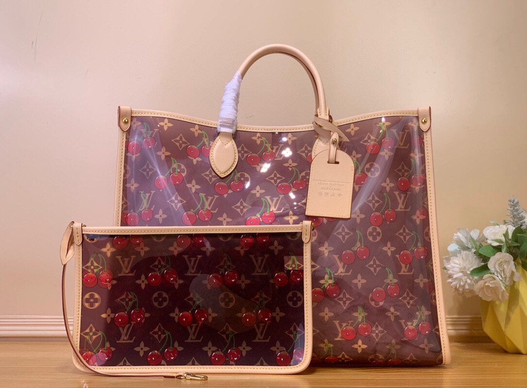 NO:551634,Top original order [ONTHEGO GM handbag] m14306 Transparent / Cherry The details of the house's symbolic natural cowhide material and the lustrous crystal finish blend together to create a modern and elegant atmosphere of ONTHEGO GM  hr tote. A breezy design showcased in the Louis Vuitton19860909顶级原单【ONTHEGO GM手提包】 m14306 透明/ 樱桃 房子的象征性天然牛皮材质的细节和光泽的水晶饰面融合在一起,营造出现代优雅氛围的ONTHEGO GM hr手提包.路易威登x村上隆丽迪森系列中展示的轻快设计.著名的村上隆的愉快卡哇伊美学,覆盖着充满生机的樱桃的标志性Monogram图案.可以收纳小必需品的可拆卸小袋以及增加House固有感性的名称. 尺寸 41 x 34 x 19 厘米.6017570..（长x高x宽）,,louis vuitton,cowhide,Bag