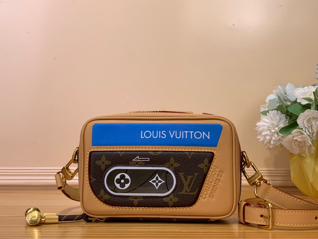 NO:551594,Top original order [BALADEUR WEARABLEWALLET handbag] M14062 mobile phone bag brown Baladeur Wearable Wallet handbag combines cow leather and Monogram Sj coated canvas. It has details such as horizontal opening and closing, rough buttons on the top and a small transparent window on the front, telling the retro inspiration of the first-generation cassette recorder. The zipper pulls are embellished with headphone-shaped decorations designed by Harrell Williams, echoing traditional headphones. Size 19 x  13.5x5.5cm 6517075,,cowhide19860909顶级原单【BALADEUR WEARABLEWALLET 手袋】M14062 手机包 棕色 Baladeur Wearable Wallet手袋结合牛皮革与Monogram Sj涂层帆布,拥有横向开合、顶部粗犷按钮和正面透明小窗等细节,讲述初代卡式录音机的复古灵感.拉链头点缀harrell Williams设计的耳机造型装饰,与传统头戴式耳机遥相呼应. 尺寸19 x 13.5x5.5厘米 6517075,,cowhide,Bag