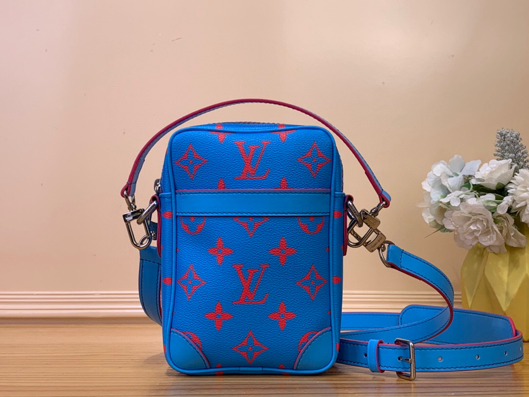 NO:551600,Top Original [Crossbody Bag] m14685 Blue/Red Silk Screen The original model released in 2017 is reinterpreted by Pharrell Williams in 'Danub'. Monogram Glow Hr canvas exudes presence in a crossbody bag. The color palette inspired by the neon lights of Miami adds a modern feel to the compact piece. The flat pocket on the front and the zippered main compartment enhance functionality. Dimensions 16 x 21 x  6 cm (width x height x sides) 4815055, satchels, crossbody bags19860909顶级原单【斜挎包】m14685 蓝色/ 红丝印 年发表的原创模型由法雷尔·威廉姆斯重新诠释的“达努布”.Monogram Glow Hr帆布散发着存在感的斜挎包.从迈阿密的霓虹灯中获得灵感的色调为紧凑的单品增添了现代感.前面的平口袋和拉链式主隔间提高了功能性. 尺寸16 x 21 x 6厘米（宽x高x边）4815055,,satchels,crossbody bags,Bag