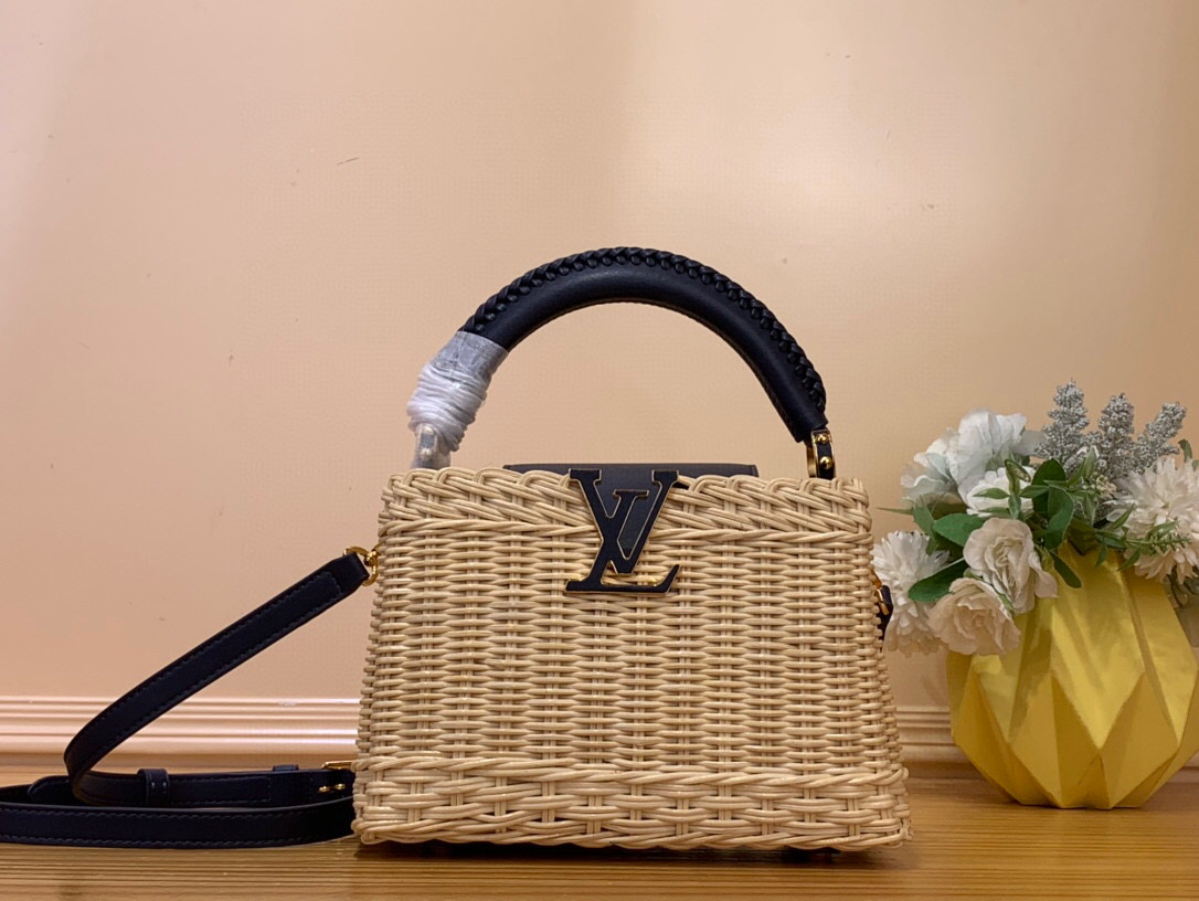 NO:551623,Top original order [CAUCINES mini handbag] m14365 brown/woven (summer) m26003 black m26004 white m26005 pink This Caucines mini handbag draws inspiration from the icnic Hl hard trunk launched by Louis Vuitton in 1892, full of rich summer style. The rattan bag body requires several days of ingenious weaving to complete, with leather trim and dazzling LV  The lettering completes the details, suitable for cross-body, shoulder or hand carry. Dimensions 21 x 8 x 14 cm 115121250 (H x W x Length),,louis vuitton,louis vuitton19860909顶级原单【CAUCINES 迷你手袋】 m14365 棕色/ 编织（夏天） m26003 黑色 m26004 白色 m26005 粉色 本款 Caucines 迷你手袋向路易威登于 1892 年推出的 icnic Hl硬箱汲取灵感,洋溢浓郁夏日风情.藤条包身需要数天的匠心编织方可完成,皮革饰边和耀目 LV 字母完善细节,斜挎、肩背或手提皆宜. 尺寸21 x 8 x 14 厘米 115121250 (高 x 宽 x 长度),,louis vuitton,louis vuitton,Bag