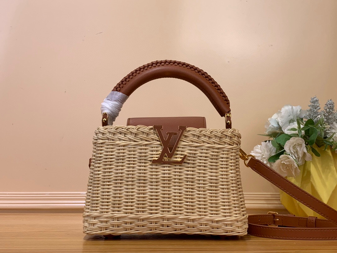 NO:551619,Top original order [CAUCINES mini handbag] m14365 brown/woven (summer) m26003 black m26004 white m26005 pink This Caucines mini handbag draws inspiration from the icnic Hl hard trunk launched by Louis Vuitton in 1892, full of rich summer style. The rattan bag body requires several days of ingenious weaving to complete, with leather trim and dazzling LV  The lettering completes the details, suitable for cross-body, shoulder or hand carry. Dimensions 21 x 8 x 14 cm 115121250 (H x W x Length),,louis vuitton,louis vuitton19860909顶级原单【CAUCINES 迷你手袋】 m14365 棕色/ 编织（夏天） m26003 黑色 m26004 白色 m26005 粉色 本款 Caucines 迷你手袋向路易威登于 1892 年推出的 icnic Hl硬箱汲取灵感,洋溢浓郁夏日风情.藤条包身需要数天的匠心编织方可完成,皮革饰边和耀目 LV 字母完善细节,斜挎、肩背或手提皆宜. 尺寸21 x 8 x 14 厘米 115121250 (高 x 宽 x 长度),,louis vuitton,louis vuitton,Bag