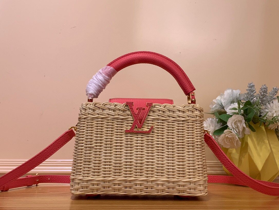 NO:551615,Top original order [CAUCINES mini handbag] m14365 brown/woven (summer) m26003 black m26004 white m26005 pink This Caucines mini handbag draws inspiration from the icnic Hl hard trunk launched by Louis Vuitton in 1892, full of rich summer style. The rattan bag body requires several days of ingenious weaving to complete, with leather trim and dazzling LV  The lettering completes the details, suitable for cross-body, shoulder or hand carry. Dimensions 21 x 8 x 14 cm 115121250 (H x W x Length),,louis vuitton,louis vuitton19860909顶级原单【CAUCINES 迷你手袋】 m14365 棕色/ 编织（夏天） m26003 黑色 m26004 白色 m26005 粉色 本款 Caucines 迷你手袋向路易威登于 1892 年推出的 icnic Hl硬箱汲取灵感,洋溢浓郁夏日风情.藤条包身需要数天的匠心编织方可完成,皮革饰边和耀目 LV 字母完善细节,斜挎、肩背或手提皆宜. 尺寸21 x 8 x 14 厘米 115121250 (高 x 宽 x 长度),,louis vuitton,louis vuitton,Bag