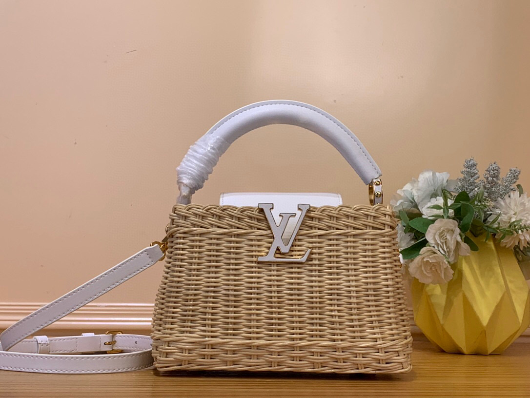 NO:551611,Top original order [CAUCINES mini handbag] m14365 brown/woven (summer) m26003 black m26004 white m26005 pink This Caucines mini handbag draws inspiration from the icnic Hl hard trunk launched by Louis Vuitton in 1892, full of rich summer style. The rattan bag body requires several days of ingenious weaving to complete, with leather trim and dazzling LV  The lettering completes the details, suitable for cross-body, shoulder or hand carry. Dimensions 21 x 8 x 14 cm 115121250 (H x W x Length),,louis vuitton,louis vuitton19860909顶级原单【CAUCINES 迷你手袋】 m14365 棕色/ 编织（夏天） m26003 黑色 m26004 白色 m26005 粉色 本款 Caucines 迷你手袋向路易威登于 1892 年推出的 icnic Hl硬箱汲取灵感,洋溢浓郁夏日风情.藤条包身需要数天的匠心编织方可完成,皮革饰边和耀目 LV 字母完善细节,斜挎、肩背或手提皆宜. 尺寸21 x 8 x 14 厘米 115121250 (高 x 宽 x 长度),,louis vuitton,louis vuitton,Bag