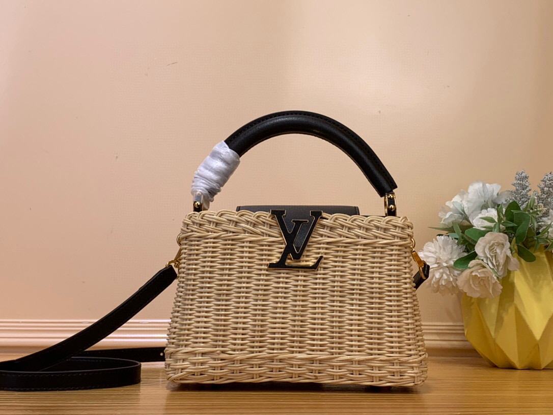 NO:551608,Top original order [CAUCINES mini handbag] m14365 brown/woven (summer) m26003 black m26004 white m26005 pink This Caucines mini handbag draws inspiration from the icnic Hl hard trunk launched by Louis Vuitton in 1892, full of rich summer style. The rattan bag body requires several days of ingenious weaving to complete, with leather trim and dazzling LV  The lettering completes the details, suitable for cross-body, shoulder or hand carry. Dimensions 21 x 8 x 14 cm 115121250 (H x W x Length),,louis vuitton,louis vuitton19860909顶级原单【CAUCINES 迷你手袋】 m14365 棕色/ 编织（夏天） m26003 黑色 m26004 白色 m26005 粉色 本款 Caucines 迷你手袋向路易威登于 1892 年推出的 icnic Hl硬箱汲取灵感,洋溢浓郁夏日风情.藤条包身需要数天的匠心编织方可完成,皮革饰边和耀目 LV 字母完善细节,斜挎、肩背或手提皆宜. 尺寸21 x 8 x 14 厘米 115121250 (高 x 宽 x 长度),,louis vuitton,louis vuitton,Bag