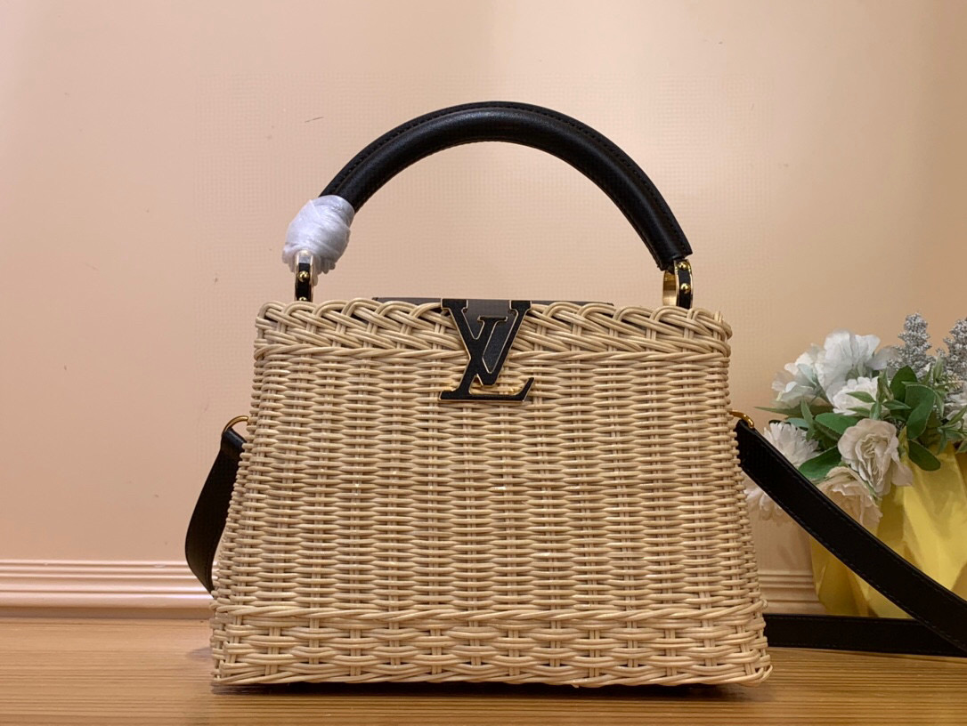 NO:551627,Top original order [CAUCINES BB handbag] m26025 brown/woven m14366 dark blue/summer This Caucines BB Hl handbag traces back to the icnic hard case launched by the brand in 1892, interpreting the inspiration of holiday fashion. The rattan bag body requires several days of ingenious weaving to complete, LV  Letters and printed lining infuse classic style. The flap can be placed on both sides of the inside and outside, with ample space for easy storage of daily items. Dimensions 27 x 9 x 18 cm 125121450 (height x width x length),,louis vuitton19860909顶级原单【CAUCINES BB 手袋】m26025 棕色/ 编织 m14366 深蓝色/夏天 本款 Caucines BB Hl手袋回溯品牌于 1892 年推出的 icnic 硬箱,演绎度假风尚的灵感启发.藤条包身需要数天的匠心编织方可完成,LV 字母和印花内衬注入经典格调.翻盖可置于内外两侧,充裕空间实现日常物品的轻松收纳. 尺寸27 x 9 x 18 厘米 125121450 (高 x 宽 x 长度),,louis vuitton,Bag