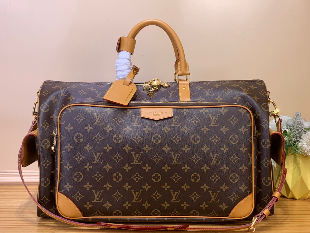 NO:551606,Top original order [KEEALL CARGO 50 travel bag] m14735 retro/vc This Keeall Cargo 50 travel bag is from the Monogram Archive series, paying tribute to the brand's classic design with modern touches. The Monogram coated canvas bag is integrated with distressed cow leather trim and dazzling metal parts. The zipper pullers of the main compartment and front pocket are decorated with metallic beads, highlighting harrell Williams' cutting-edge ingenuity. Size 23 x 29  x 52 cm.8519095 (height x width x length),,cowhide19860909顶级原单【KEEALL CARGO 50 旅行袋】 m14735 复古/vc 本款 Keeall Cargo 50 旅行袋出自 Monogram Archive 系列,以摩登笔触致意品牌经典设计.Monogram 涂层帆布包身融入做旧牛皮革饰边和耀目金属件,主隔层与前袋的拉链头点缀金属质感珠饰,彰显 harrell Williams 的新锐巧思. 尺寸23 x 29 x 52 厘米.8519095 (高 x 宽 x 长度),,cowhide,Bag