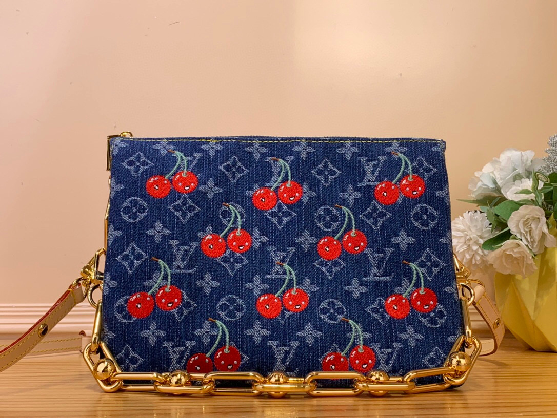 NO:552090,Top original order [LV x TM Coussin Small Handbag] m14978 Denim/Cherry (Takashi Murakami) This Coussin cc small handbag is from the Louis Vuitton x Murakami reissue series. It is made of fluffy sheep leather to create a neat structure, and then uses the full-width Monogram pattern to present the rainbow tones of Japanese artist Takashi Murakami. The rough metal chain and detachable leather shoulder strap allow for multiple carrying methods. Size 20 x 12 x  26 cm.6817075,,louis vuitton,louis vuitton,sheepskin19860909顶级原单【LV x TM COUSSIN 小号手袋】 m14978 牛仔/樱桃（村上隆） 本款 Coussin cc小号手袋出自路易威登 x 村上隆再版系列,选用蓬松羊皮革塑造利落构型,再以全幅 Monogram 图案呈现日本艺术家村上隆笔下的彩虹色调.粗犷金属链条和可拆卸皮革肩带实现多种背携方式. 尺寸20 x 12 x 26 厘米.6817075,,louis vuitton,louis vuitton,sheepskin,Bag