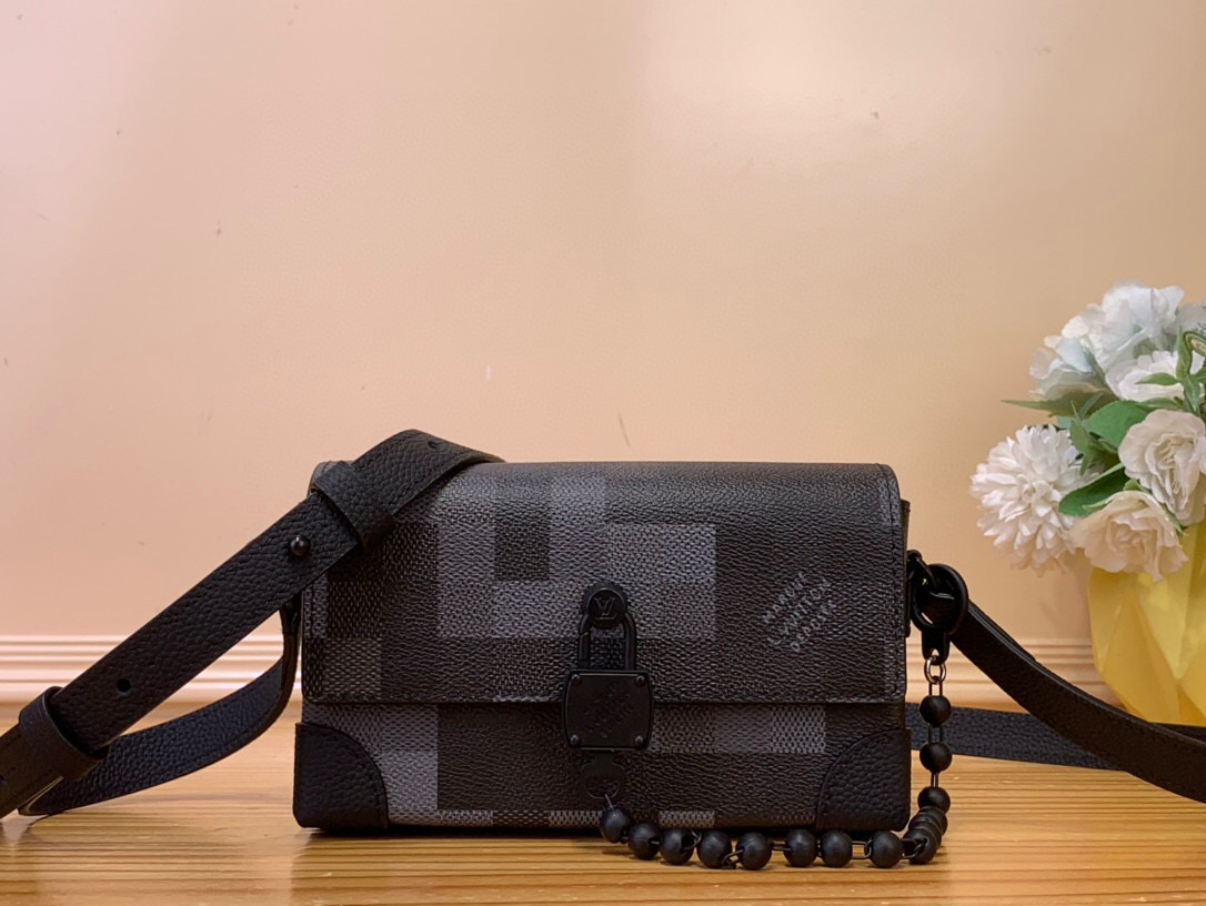 NO:551666,Top original order M14923 black checkered camouflage men's mosaic messenger bag This Steamer Jm mini handbag is made of Damoflage Black coated canvas to present harrell Williams' elegant and elegant design. The pixelated Damier Grahite pattern creates a modern look. The square lock is connected to the exquisite bead chain, and the adjustable shoulder strap allows for shoulder and cross-body carry. 11 x 6.5 x 18 cm (height x width x  length).4815055,19860909顶级原单M14923黑格迷彩 男包马赛克邮差包 本款 Steamer Jm迷你手袋以 Damoflage Black 涂层帆布呈现 harrell Williams 的俊逸考究设计.像素化 Damier Grahite 图案营造摩登观感.方形锁扣衔接工致珠链,可调节肩带实现肩背和斜挎. 11 x 6.5 x 18 厘米(高 x 宽 x 长度).4815055,,Bag