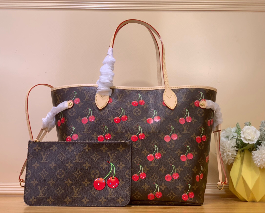 NO:551911,Top original order [Neverfull Medium Handbag] M13263 Presbyopia/Cherry Reinterprets the cheerful elements of the Louis Vuitton x Murakami replica series with smart brushwork, making the sweet cherry pattern inhabit the Monogram Hl coated canvas, and the eye-catching striped lining jointly expresses the artist's signature color aesthetic. The cowhide leather trim completes the classic style. Dimensions 28 x 14 x 31 cm. 6017075,, louis  vuitton,cowhide19860909顶级原单【Neverfull 中号手袋】M13263 老花/樱桃 以灵动笔触重绎路易威登 x 村上隆复刻系列的欢快元素,令甜美樱桃图案栖身于 Monogram Hl涂层帆布,与醒目条纹内衬共同道出艺术家标志性的色彩美学.牛皮革饰边完善经典格调. 尺寸 28 x 14 x 31 厘米.6017075,,louis vuitton,cowhide,Bag