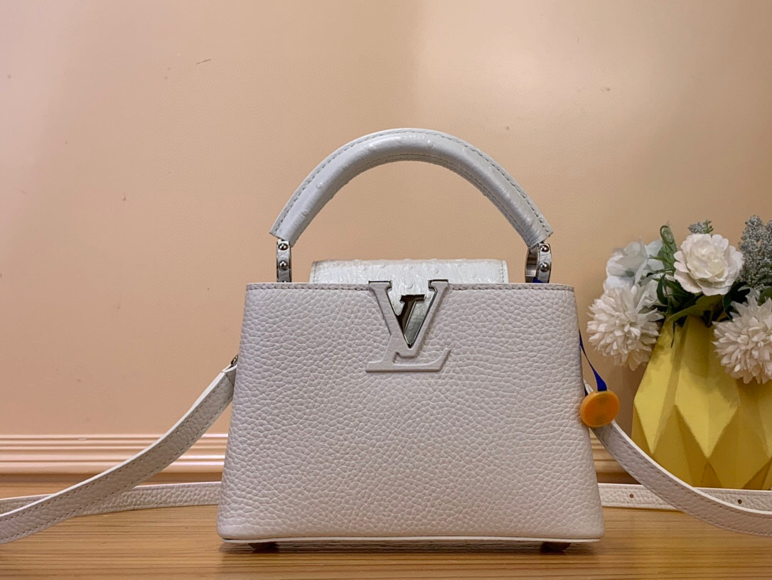 NO:551626,Top original order [Caucines mini handbag - color matching] M94227 48865 white (cow leather with ostrich pattern), noble ostrich leather pattern, luxurious goatskin lining, shiny metal accessories, the unique Caucines Jw flap can be stored in the bag to display the letter logo, and can be turned out to display the Monogram Flower pattern. Size 21* 14* 8  cm.105121150,,cowhide,sheepskin,ostrich skin19860909顶级原单【Caucines mini手袋-拼色】M94227 48865 白色（牛皮拼鸵鸟纹） 高贵的鸵鸟皮纹,奢华的山羊皮衬里,闪亮的金属饰件,特有的Caucines Jw搭盖既可收入包内展示字母标识,又可外翻 呈现Monogram Flower图案 . 尺寸21* 14* 8 cm.105121150,,cowhide,sheepskin,ostrich skin,Bag