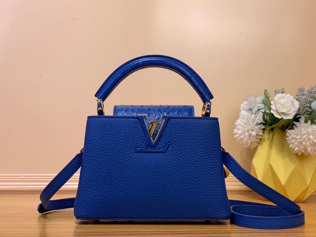 NO:551624,Top original order [Caucines mini handbag - color matching] M94227 48865 blue (cowhide with ostrich pattern), noble ostrich leather pattern, luxurious goatskin lining, shiny metal accessories, unique Caucines Jw cover that can be stored in the bag to display the letter logo, or can be turned out to display the Monogram Flower pattern. Size 21* 14* 8  cm.105121150,,cowhide,sheepskin,ostrich skin19860909顶级原单【Caucines mini手袋-拼色】M94227 48865 蓝色（牛皮拼鸵鸟纹） 高贵的鸵鸟皮纹,奢华的山羊皮衬里,闪亮的金属饰件,特有的Caucines Jw搭盖既可收入包内展示字母标识,又可外翻 呈现Monogram Flower图案 . 尺寸21* 14* 8 cm.105121150,,cowhide,sheepskin,ostrich skin,Bag