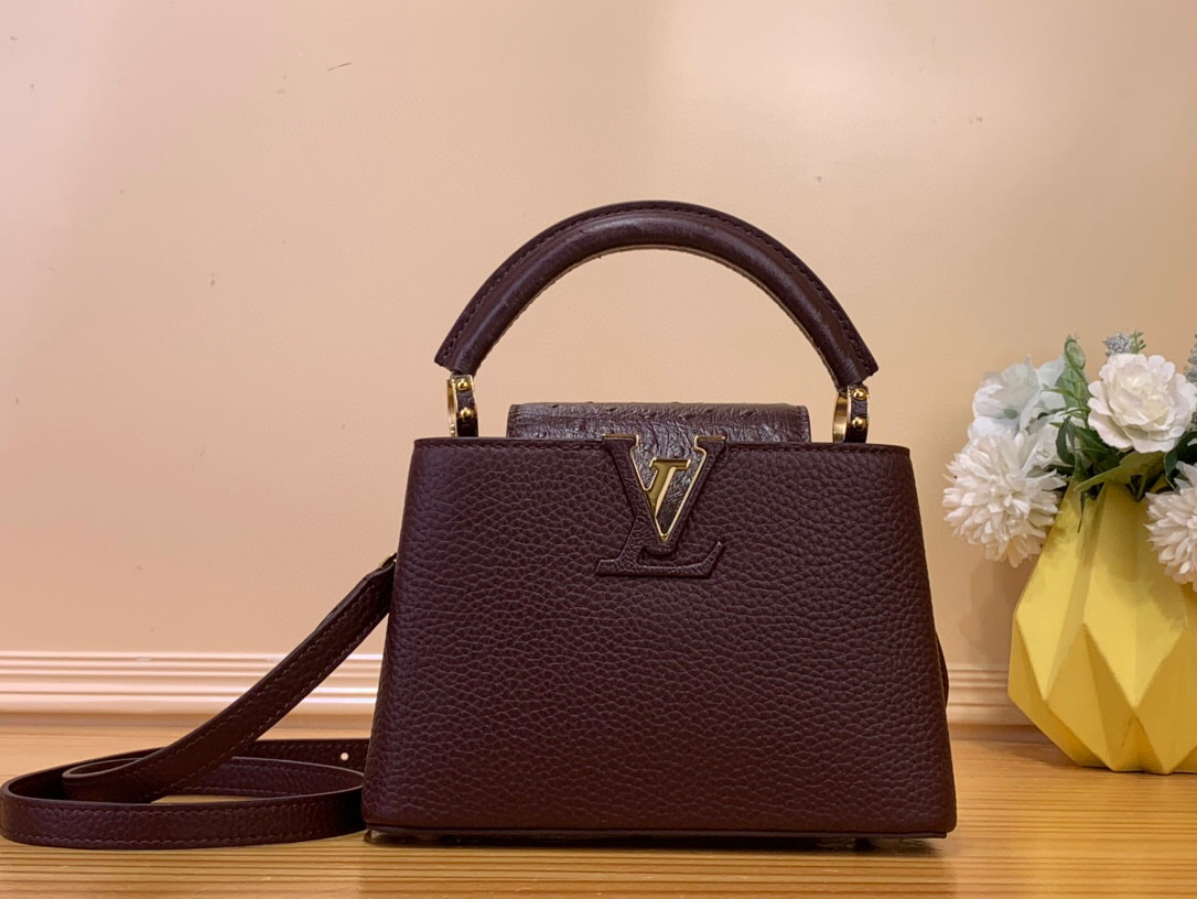 NO:551620,Top original order [Caucines mini handbag - color matching] M94227 48865 chocolate color (cowhide with ostrich pattern), noble ostrich leather pattern, luxurious goatskin lining, shiny metal accessories, the unique Caucines Jw cover can be stored in the bag to display the letter logo, or can be turned out to show the Monogram Flower pattern. Size 21* 14* 8  cm.105121150,,cowhide,sheepskin,ostrich skin19860909顶级原单【Caucines mini手袋-拼色】M94227 48865 巧克力色（牛皮拼鸵鸟纹） 高贵的鸵鸟皮纹,奢华的山羊皮衬里,闪亮的金属饰件,特有的Caucines Jw搭盖既可收入包内展示字母标识,又可外翻 呈现Monogram Flower图案 . 尺寸21* 14* 8 cm.105121150,,cowhide,sheepskin,ostrich skin,Bag