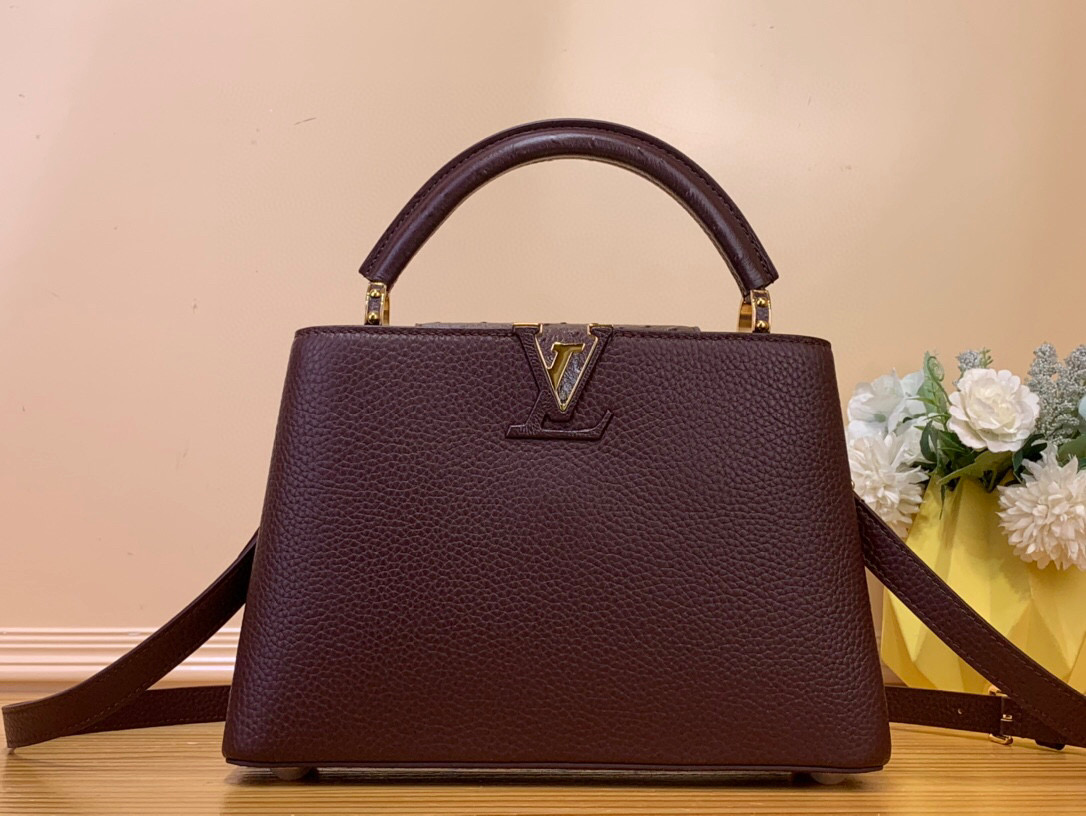 NO:551618,Top original order [Caucines Small Handbag - Color Blocking] M94227 48865 Chocolate color (cowhide with ostrich pattern) Noble ostrich skin pattern, luxurious goatskin lining, shiny metal accessories, unique Caucines Jw flap can be stored in the bag to display the letter logo, or can be turned out to display the Monogram Flower pattern. Size 27 x 9 x 18  cm.12012250,,cowhide,sheepskin,ostrich skin19860909顶级原单【Caucines 小号手袋-拼色】M94227 48865 巧克力色（牛皮拼鸵鸟纹） 高贵的鸵鸟皮纹,奢华的山羊皮衬里,闪亮的金属饰件,特有的Caucines Jw搭盖既可收入包内展示字母标识,又可外翻 呈现Monogram Flower图案 . 尺寸27 x 9 x 18 厘米.12012250,,cowhide,sheepskin,ostrich skin,Bag