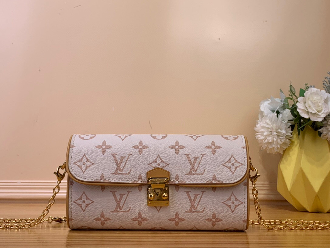 NO:551950,Top original order [OCHETTE CAMILLE handbag] m26583 white flower. This ochette Camille Lt handbag is clad in Monogram Dune canvas, paying tribute to the original design launched by Louis Vuitton in the spring and summer show with a trendy style. The cowhide trim is infused with elegant brushstrokes, and the detachable chain complements the dazzling S-Lock buckle. It can be worn cross-body, shoulder or hand-held. Size 11 x 6 x  20.5 cm.4215048 (height x width x length),,louis vuitton,cowhide19860909顶级原单【OCHETTE CAMILLE 手袋】 m26583 白花 本款 ochette Camille Lt手袋身披 Monogram Dune 帆布,以潮流风范致意路易威登 春夏秀场推出的原版设计.牛皮革饰边注入考究笔触,可拆卸链条与耀目 S-Lock 锁扣相得益彰,斜挎、肩背或手提皆宜. 尺寸11 x 6 x 20.5 厘米.4215048 (高 x 宽 x 长度),,louis vuitton,cowhide,Bag