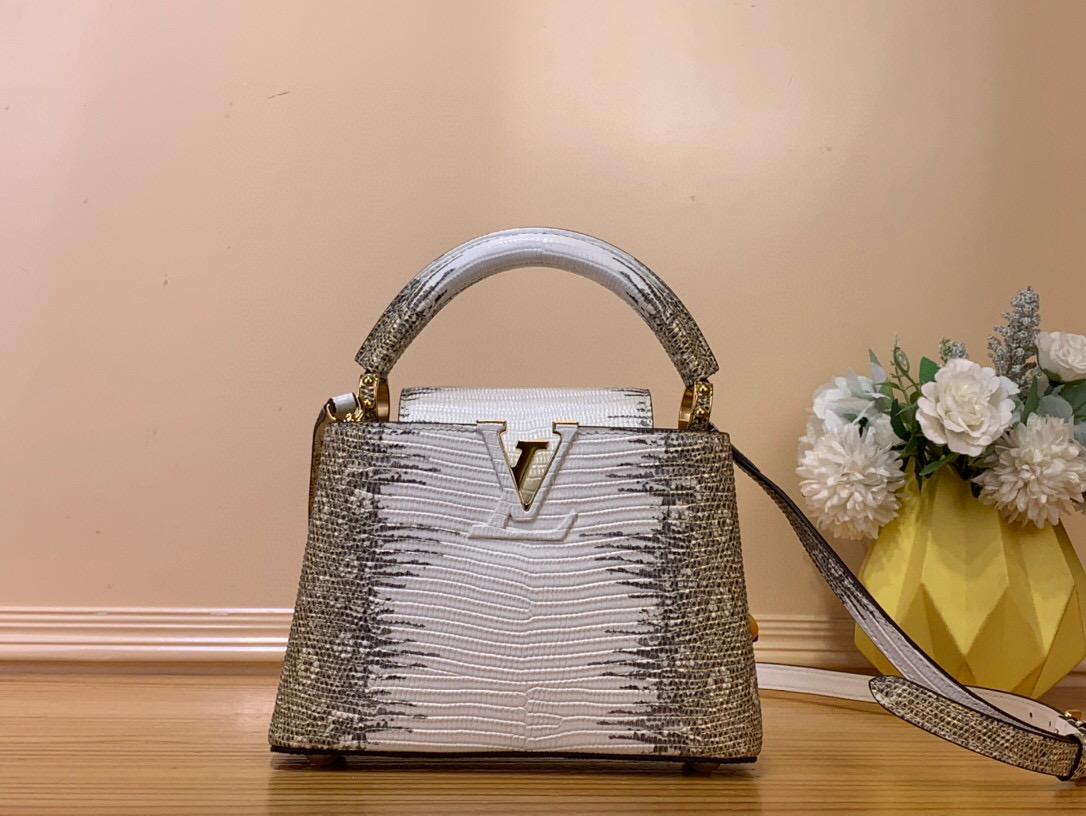 NO:551629,Top original order [Caucines Mini handbag] N48865 gold/gradient (cowhide pressed lizard pattern) Caucines mini Jw handbag exquisitely combines graceful lizard skin outer layer, delicate sheepskin lining and glossy metal parts. The iconic flap achieves two styles: the LV logo is read inside, and the Monogram flower blooms outside. It is equipped with a metal chain to light up an eye-catching corner for evening occasions. Size 21×14×8cm  115121240,,louis vuitton,cowhide,sheepskin19860909顶级原单【 Caucines Mini 手袋】N48865 金色/ 渐变（牛皮压蜥蜴纹） Caucines mini Jw手袋精巧融合雍容蜥蜴皮外层、细腻绵羊皮内衬和莹泽金属件,标志性翻盖成就两式风尚:内收读取lv标识,外置绽放Monogram花卉,配上金属链条 为晚间场合点亮瞩目一隅 尺寸21×14×8cm 115121240,,louis vuitton,cowhide,sheepskin,Bag