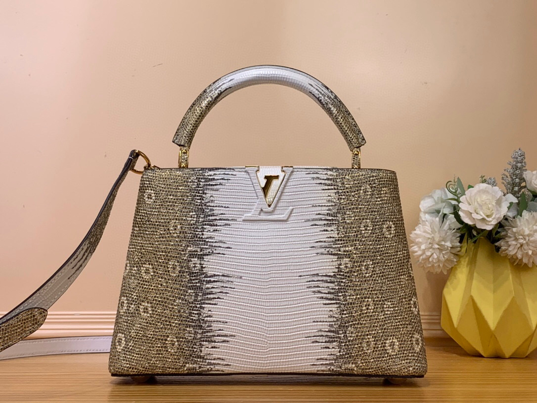 NO:551628,Top original order [Caucines BB handbag] N48865 gold gradient (cowhide pressed lizard pattern) CaucinesBB Jw handbag exquisitely combines elegant lizard skin outer layer, delicate sheepskin lining and gleaming metal parts. The iconic flip cover achieves two styles: the LV logo is read inside, and the Monogram flower blooms outside. It is equipped with a metal chain to light up an eye-catching corner for evening occasions. Size 27x18x9cm  130121450,,louis vuitton,cowhide,sheepskin19860909顶级原单【Caucines BB手袋】N48865 金色渐变（牛皮压蜥蜴纹） CaucinesBB Jw手袋精巧融合雍容蜥蜴皮外层、细腻绵羊皮内衬和莹泽金属件,标志性翻盖成就两式风尚:内收读取lv标识,外置绽放Monogram花卉,配上金属链条 为晚间场合点亮瞩目一隅 尺寸27x18x9cm 130121450,,louis vuitton,cowhide,sheepskin,Bag