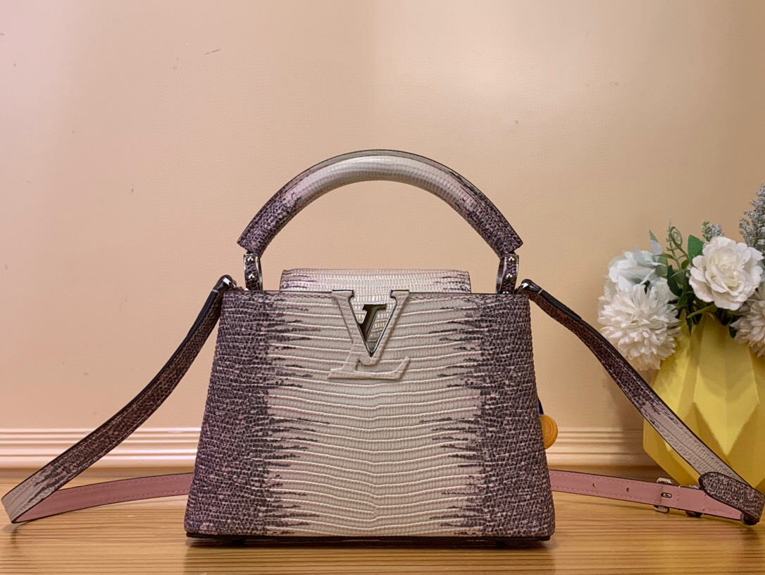 NO:551635,Top original order [Caucines Mini handbag] N48865 pink/gradient (cowhide pressed lizard pattern) Caucines mini Jw handbag exquisitely combines elegant lizard skin outer layer, delicate sheepskin lining and glossy metal parts. The iconic flap achieves two styles: the LV logo is read inside, and the Monogram flower blooms outside. It is equipped with a metal chain to light up an eye-catching corner for evening occasions. Size 21×14×8cm  115121250,,louis vuitton,cowhide,sheepskin19860909顶级原单【Caucines Mini 手袋】N48865 粉色/ 渐变（牛皮压蜥蜴纹） Caucines mini Jw手袋精巧融合雍容蜥蜴皮外层、细腻绵羊皮内衬和莹泽金属件,标志性翻盖成就两式风尚:内收读取lv标识,外置绽放Monogram花卉,配上金属链条 为晚间场合点亮瞩目一隅 尺寸21×14×8cm 115121250,,louis vuitton,cowhide,sheepskin,Bag