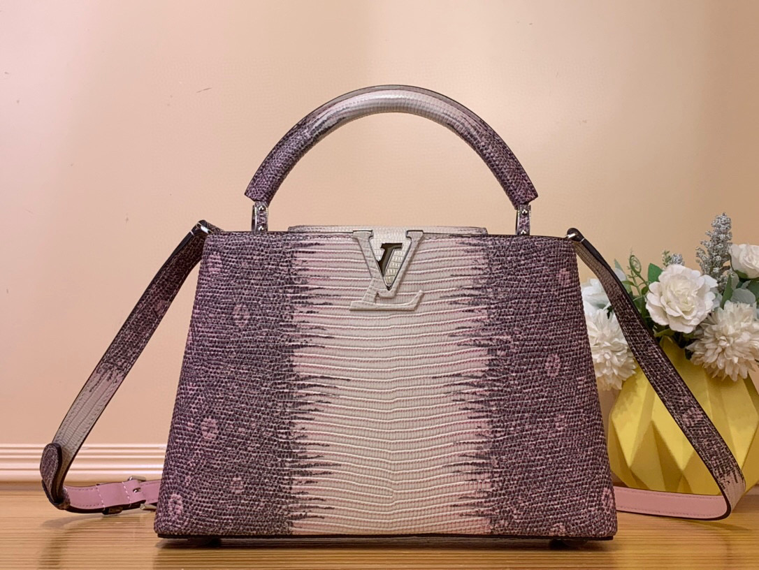 NO:551632,Top original order [Caucines BB handbag] N48865 pink gradient (cowhide pressed lizard pattern) CaucinesBB Jw handbag exquisitely combines graceful lizard skin outer layer, delicate sheepskin lining and Yingze metal parts. The iconic flap achieves two styles: the LV logo is read inside, and the Monogram flower blooms on the outside. It is equipped with a metal chain to light up an eye-catching corner for evening occasions. Size 27x18x9cm  130121450,,louis vuitton,cowhide,sheepskin19860909顶级原单【Caucines BB手袋】N48865 粉色渐变（牛皮压蜥蜴纹） CaucinesBB Jw手袋精巧融合雍容蜥蜴皮外层、细腻绵羊皮内衬和莹泽金属件,标志性翻盖成就两式风尚:内收读取lv标识,外置绽放Monogram花卉,配上金属链条 为晚间场合点亮瞩目一隅 尺寸27x18x9cm 130121450,,louis vuitton,cowhide,sheepskin,Bag