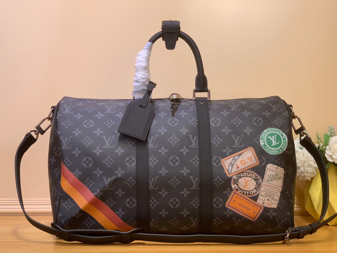NO:551653,Top original order [KEEPALL 45 MON MONOGRAM travel bag] 9 black grid/silk screen Since 2006, the Keepall HR series handbags have been elegant companions for travelers to explore the world. This Keepall Bandoulière 45 travel bag is illuminated with a dazzling padlock Monogram Eclipse  The canvas bag has a comfortable leather handle and detachable shoulder strap that can be worn cross-body or on the shoulder. You can add colorful stripes, patches and exclusive letters to express the personality of the Mon Monogram series. Dimensions: 27 x 20 x 45 cm 6017075 (height x width x length),19860909顶级原单【KEEPALL 45 MON MONOGRAM 旅行袋】 9 黑格/ 丝印 自 年以来,Keepall Hr 系列手袋一直是旅行家探索世界的优雅伴侣.此款 Keepall Bandoulière 45 旅行袋以耀目挂锁点亮 Monogram Eclipse 帆布包身,再借舒适皮革手柄和可拆卸肩带灵活切换斜挎或肩背方式.可随心添缀缤纷条纹、贴饰与专属字母,宣示 Mon Monogram 系列的个性主张. 尺寸27 x 20 x 45 厘米 6017075 (高 x 宽 x 长度),,Bag