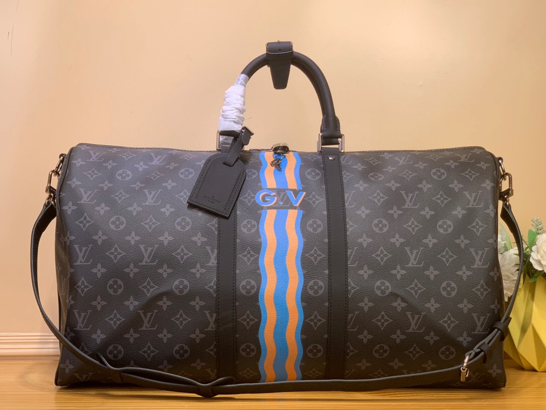 NO:551641,Top original order [KEEALL 55 MON MONOGRAM Travel Bag] 01951 Black Check/Silk Screen This Keeall 55 Bandoulière Hr travel bag is made of Monogram Eclise canvas with bright metal parts. Its soft structure includes ample space and zipper pockets, and the rolled leather handles and detachable shoulder straps provide a variety of carrying options. Stripes and exclusive letters can be added at will to highlight Mon Monogram.  Collection of individual style. Dimensions 31 x 26 x 55 cm 6217075 (H x W x Length),19860909顶级原单【KEEALL 55 MON MONOGRAM 旅行袋】01951 黑格/ 丝印 本款 Keeall 55 Bandoulière Hr旅行袋选用 Monogram Eclise 帆布烘托莹亮金属件,以轻柔构型囊括充裕空间和拉链口袋,再借辊压皮革手柄和可拆卸肩带提供多种背携选择.可随心添缀条纹和专属字母,彰显 Mon Monogram 系列的个性风范. 尺寸31 x 26 x 55 厘米 6217075 (高 x 宽 x 长度),,Bag