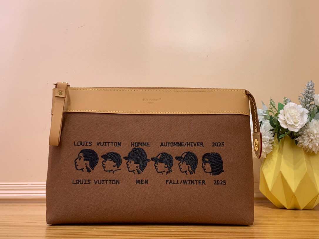 NO:552023,Top original item [HARREL and NIGO collection's] M25868 Brown/Portrait Nigo Hr's co-branded series uses an everted design structure, the old pattern becomes the inside, and the canvas becomes the body of the bag. Especially the small heads and small words on the surface are all embroidered. This iad clutch is specially designed for the new tablet computer. LV Aerogram leather is as soft as old aviation letterhead, LV  Lettered corner. Detachable wrist strap for easy travel. Size 30x22x5cm. 4615055,,louis vuitton,handbag19860909顶级原单【HARREL and NIGO collection's】M25868 棕色/ 人像 Nigo Hr联名的系列采用的是外翻的设计结构来处理,老花变内里,帆布成包身,尤其表面的小头跟小字都是刺绣工艺,本款 iad 手拿包专为新款平板电脑设计.LV Aerogram 皮革仿若旧时航空信笺般柔软,LV 字母标注一角.可拆卸腕带实现轻松随行. 尺寸30x22x5cm. 4615055,,louis vuitton,handbag,Bag