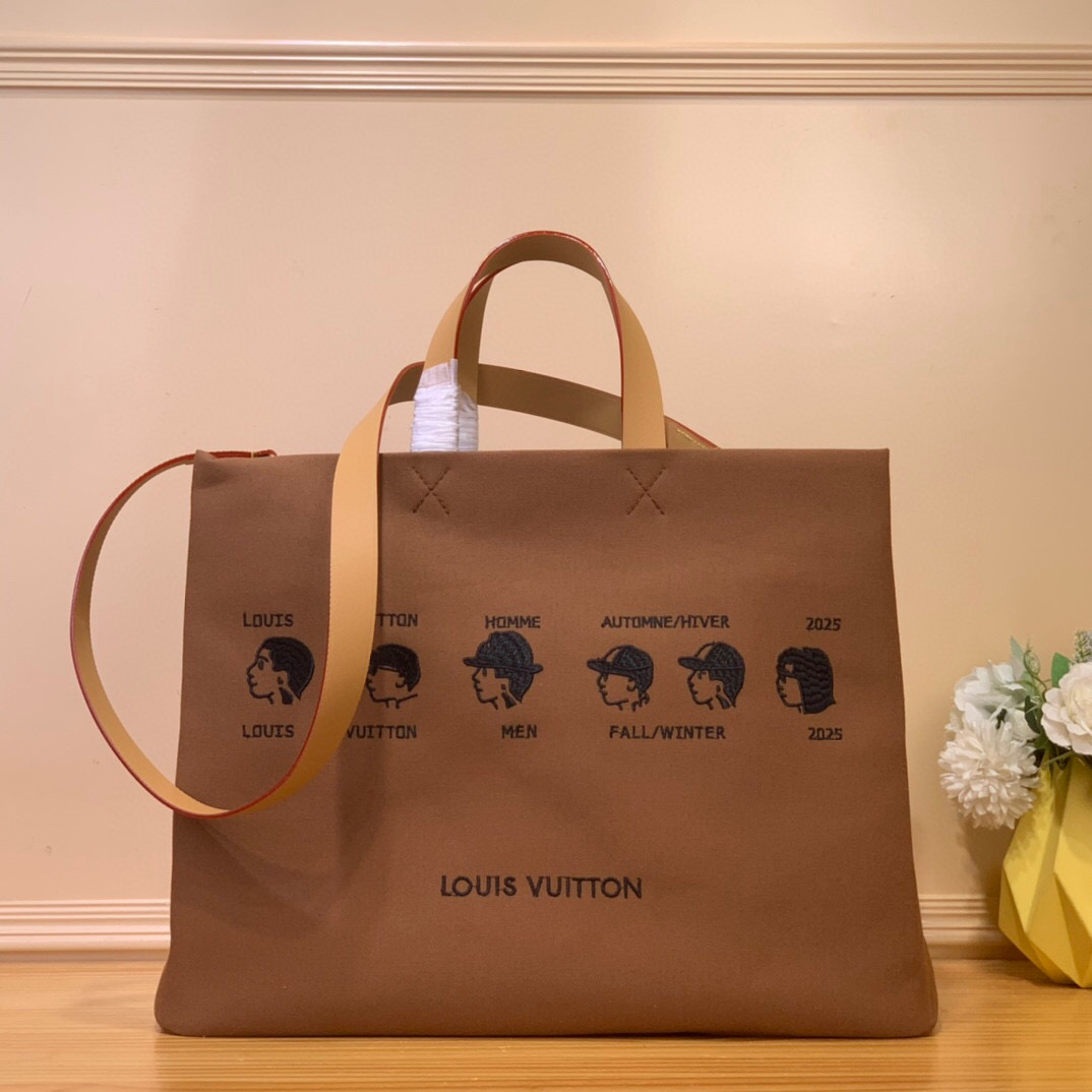 NO:552019,Top original item [HARREL and NIGO collection's] M15220 Brown/Portrait Nigo Hr's co-branded series adopts an everted design structure, the old pattern becomes the inside, and the canvas becomes the body of the bag. Especially the small heads and small words on the surface are all embroidered. The size is 40.0 x 32.0 x 16.0 cm (length x height x width). 7218085,19860909顶级原单【HARREL and NIGO collection's】M15220 棕色/ 人像 Nigo Hr联名的系列采用的是外翻的设计结构来处理,老花变内里,帆布成包身,尤其表面的小头跟小字都是刺绣工艺, 尺寸40.0 x 32.0 x 16.0 厘米 (长 x 高 x 宽). 7218085,,Bag