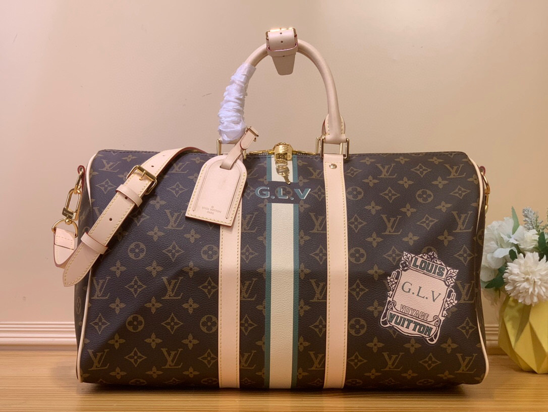 NO:551642,Top original order [KEEALL 45 MON MONOGRAM travel bag] 01944 Presbyopia/Silk screen This Keeall Bandoulière 45 travel bag is from the Mon Monogram Hr series. It uses classic Monogram canvas to create a light structure and ample space, creatively interpreting elegant travel style. You can choose stripes, exclusive letters or Louis Vuitton patch printing to add a touch of personalized imprint to the modern design. Size 27 x  20 x 45 cm 6217068 (height x width x length),,louis vuitton19860909顶级原单【KEEALL 45 MON MONOGRAM 旅行袋】 01944 老花/ 丝印 本款 Keeall Bandoulière 45 旅行袋出自 Mon Monogram Hr系列,以经典 Monogram 帆布巧筑轻盈构型与充裕空间,创意演绎优雅旅行格调.可随心选择条纹、专属字母或路易威登贴饰印花,为摩登设计再添一抹个性化印记. 尺寸27 x 20 x 45 厘米 6217068 (高 x 宽 x 长度),,louis vuitton,Bag