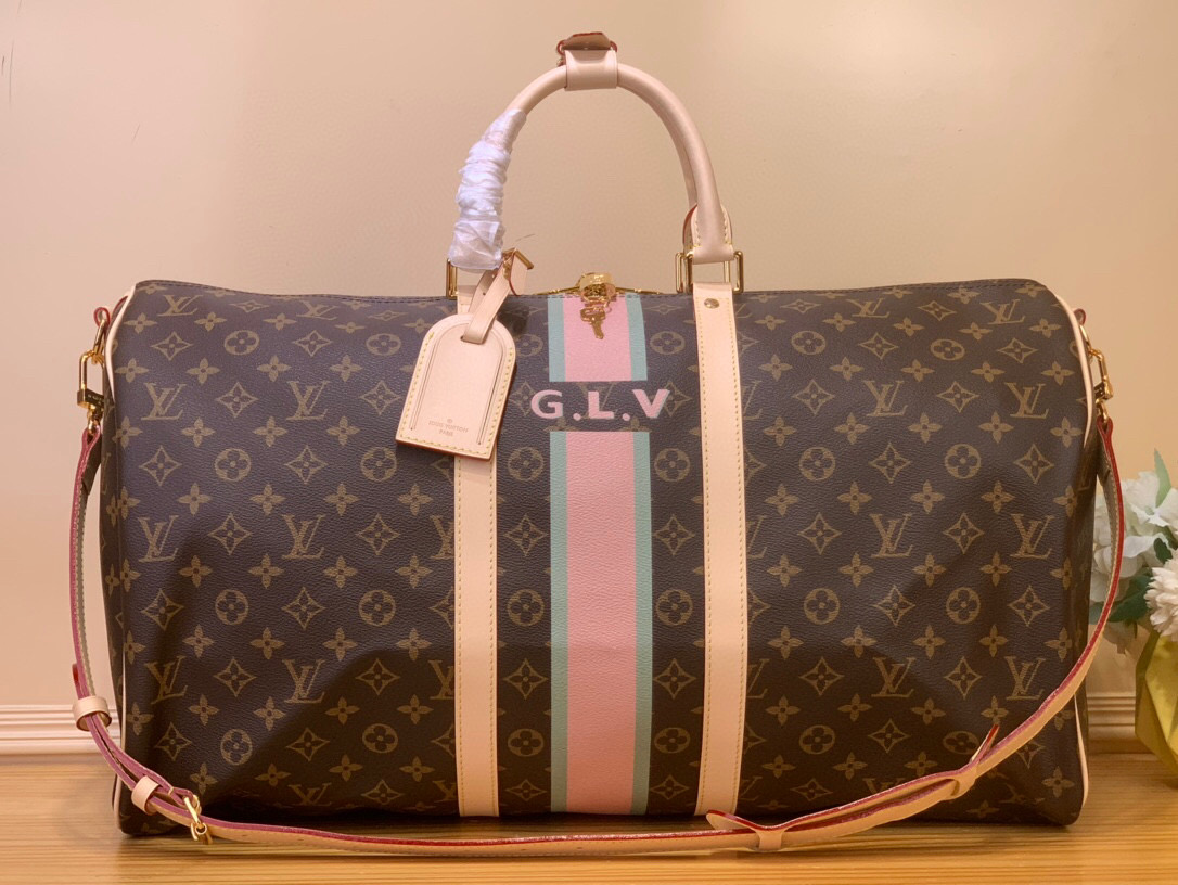 NO:551630,Top Original Order [KEEPALL 55 MON MONOGRAM Travel Bag] 43 Presbyopia/Silk Screen Since its launch in 2016, the Keepall Hr series handbags have become a symbol of Louis Vuitton’s travel spirit with their classic design. This Keepall Bandoulière 55 travel bag uses Monogram canvas to create ample space, and uses rolled leather handles and detachable shoulder straps to highlight functional considerations. Colorful stripes, patches and exclusive letters can be added at will to convey the message.  Personal style from the Mon Monogram collection. Dimensions 31 x 26 x 55 cm 6617075 (H x W x Length),,louis vuitton19860909顶级原单【KEEPALL 55 MON MONOGRAM 旅行袋】 43 老花/ 丝印 自 年面世以来,Keepall Hr系列手袋以经典设计成为路易威登旅行精神的象征.此款 Keepall Bandoulière 55 旅行袋巧用 Monogram 帆布构筑充裕空间,再借辊压皮革手柄和可拆卸肩带彰显功能考量.可随心添缀缤纷条纹、贴饰和专属字母,传递 Mon Monogram 系列的个性格调. 尺寸31 x 26 x 55 厘米 6617075 (高 x 宽 x 长度),,louis vuitton,Bag