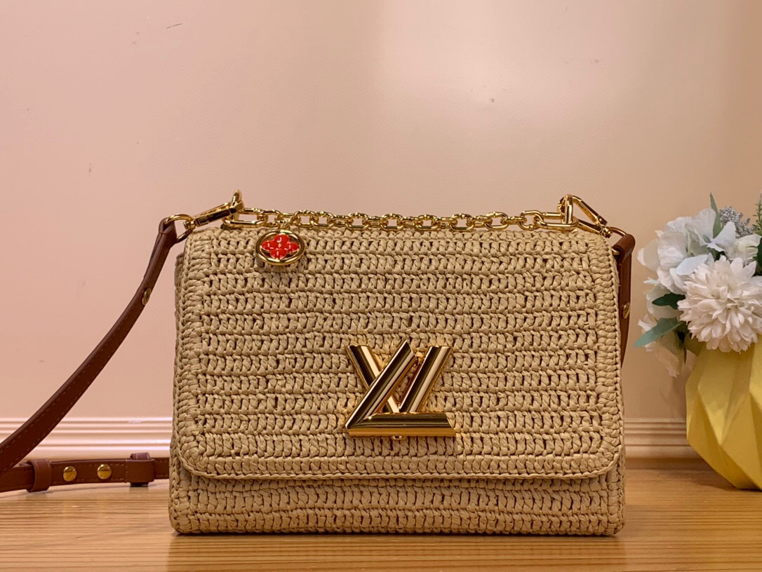 NO:552234,Top original order [TWIST SLIM Small Handbag] m14309 Woven/Summer This Twist Slim St small handbag embodies the leisurely style of the French Riviera, and uses creative touches to prove the brand's exquisite craftsmanship. The raffia bag body is integrated with contrasting leather trim and the iconic LV Twist twist lock, multiple pockets for organized storage, and a detachable mirror for added functionality. Size 23-17-9 cm  7918085 (height x width x length),,louis vuitton19860909顶级原单【TWIST SLIM 小号手袋】 m14309 编织/ 夏天 本款 Twist Slim St小号手袋凝聚法国蔚蓝海岸的悠闲格调,以创意笔触印证品牌精湛匠艺.拉菲草包身融入撞色皮革饰边和标志性 LV Twist 扭锁,多重口袋便于有序收纳,可拆卸镜子再添功能考量. 尺寸23-17-9厘米 7918085 (高 x 宽 x 长度),,louis vuitton,Bag