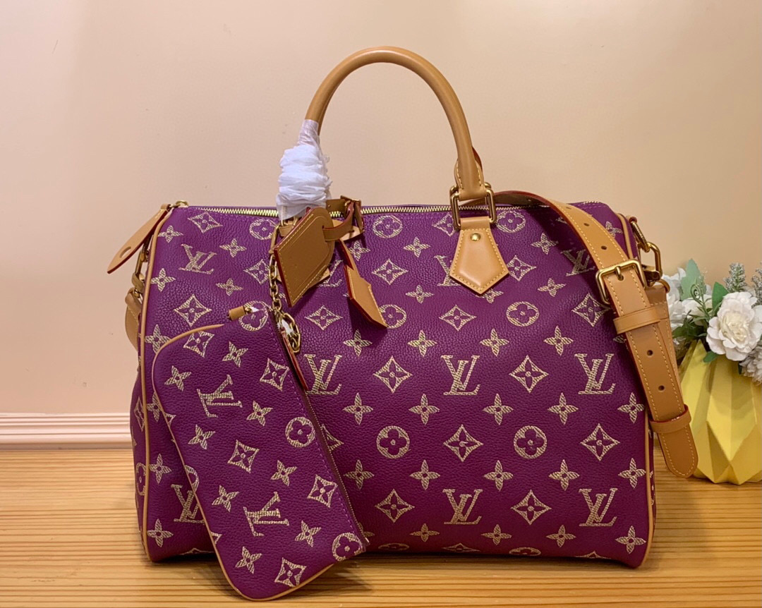 NO:551648,Top original order [SEEDY 9 BANDOULIRE40 handbag] M24418 blue m24417 green m24419 yellow m24420 red m24422 brown m11563 pink purple m11564 lake blue m11597 purple This Seedy 9 Bandoulière 40 Monogram  The Leather handbag is made of soft grained cow leather wrapped with sheepskin lining, and uses a silk-screened Monogram pattern to present the blurred look of canvas printing, expressing the new season's ingenuity of creative director harrell Williams. Size 40 x 26 x 23 cm,,cowhide,sheepskin19860909顶级原单【SEEDY 9 BANDOULIRE40手袋】M24418 蓝色 m24417绿色 m24419黄色 m24420红色 m24422 棕色 m11563 粉紫色 m11564 湖水蓝 m11597 紫色 本款Seedy 9 Bandoulière 40 Monogram Leather手袋为柔软粒面牛皮革包裹羊皮革内衬,以丝印Monogram 图案呈现帆布印花的迷离观感,道出创意总监harrell Williams的新季巧思. 尺寸40 x 26 x23厘米,,cowhide,sheepskin,Bag