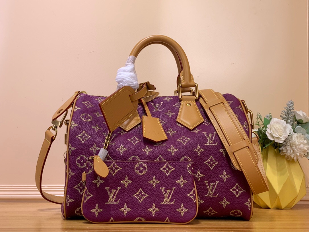 NO:812288,Top original order [Seedy 9 Bandoulière 30 handbag] m14077 green m14067 red m13914 pink m13904 black m14064 light green Seedy 9 Bandoulière  Made of ultra-soft calfskin with Monogram print, the 30 bag is perfectly compact yet roomy enough to hold your daily essentials. Meticulous details, such as the traditional side locks or the premium lambskin lining, are a testament to the craftsmanship of this bag. In addition to the top handle, there is a removable strap. Dimensions 32 x 22.5 x 18 cm, cowhide, sheepskin19860909顶级原单【Seedy 9 Bandoulière 30 手袋】m14077 绿色 m14067 红色 m13914 粉色 m13904 黑色 m14064 淡绿色 Seedy 9 Bandoulière 30包由超柔软的小牛皮制成,带有Monogram印花,尺寸完美紧凑但足够宽敞,可以装下日常必需品.细致的细节,如传统侧锁或优质小羊皮衬里,证明了这款包的精湛工艺.除了顶部手柄外,还有一条可拆卸的带子. 尺寸32 x 22.5 x 18厘米,,cowhide,sheepskin,Bag
