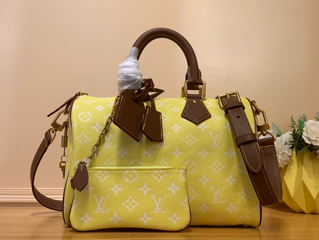 NO:551651,Top original order [Seedy 9 Bandoulière 30 handbag] m14077 green m14067 red m13914 pink m13904 black m14064 light green Seedy 9 Bandoulière  Made of ultra-soft calfskin with Monogram print, the 30 bag is perfectly compact yet roomy enough to hold your daily essentials. Meticulous details, such as the traditional side locks or the premium lambskin lining, are a testament to the craftsmanship of this bag. In addition to the top handle, there is a removable strap. Dimensions 32 x 22.5 x 18 cm, cowhide, sheepskin19860909顶级原单【Seedy 9 Bandoulière 30 手袋】m14077 绿色 m14067 红色 m13914 粉色 m13904 黑色 m14064 淡绿色 Seedy 9 Bandoulière 30包由超柔软的小牛皮制成,带有Monogram印花,尺寸完美紧凑但足够宽敞,可以装下日常必需品.细致的细节,如传统侧锁或优质小羊皮衬里,证明了这款包的精湛工艺.除了顶部手柄外,还有一条可拆卸的带子. 尺寸32 x 22.5 x 18厘米,,cowhide,sheepskin,Bag