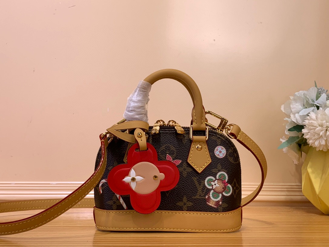 NO:551657,Top original order [NANO ALMA Handbag] m12199 Presbyopia/Red (Silk Screen - Christmas) This Nano Alma handbag is immersed in the festive atmosphere of the Candy Factory Jm series. It uses colorful patterns and leather hangings to present the image of the brand mascot Vivienne, which complements the bright lining. Monogram canvas pays tribute to the brand's long heritage and reveals full interest in the classics. Size 12 x 8 x 18 cm  5216065,19860909顶级原单【NANO ALMA 手袋】 m12199 老花/红色（丝印-圣诞） 本款 Nano Alma 手袋沉浸于 Candy Factory Jm系列的节日气息,以缤纷图案和皮革挂饰呈现品牌吉祥物 Vivienne 形象,与鲜明内衬相得益彰.Monogram 帆布致意品牌悠远传承,在经典之中流露盎然意趣. 尺寸12 x 8 x 18 厘米 5216065,,Bag