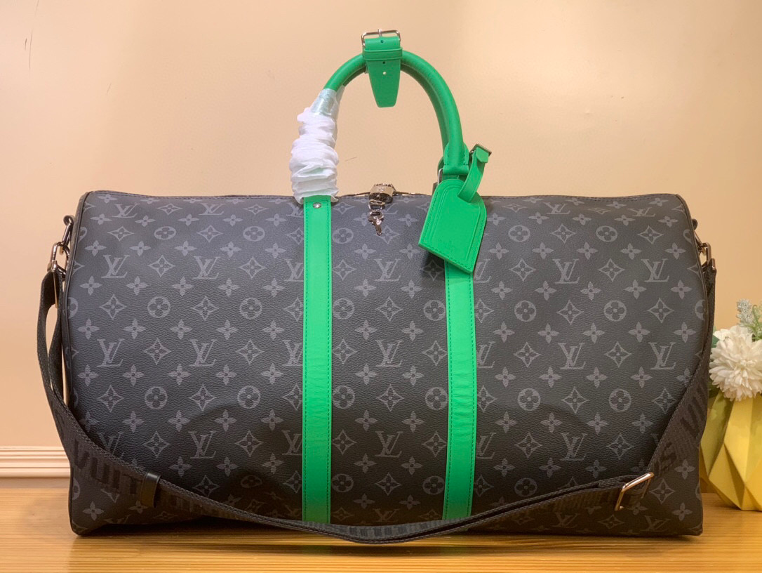 NO:551808,Top Original [KEEALL BANDOULIRE 55 Travel Bag] m26434 41414 Black Flower/Green This Keeall Bandoulière 55 travel bag is made of Monogram Eclise Hx canvas, with bright side straps and top handles to inject a dynamic atmosphere. The compact structure is equipped with fabric lining and zipper pockets to achieve a convenient travel experience. The detachable and adjustable shoulder strap provides shoulder or cross-body options.  Dimensions 31 x 26 x 55 cm 6617075 (height x width x length),19860909顶级原单【KEEALL BANDOULIRE 55 旅行袋】 m26434 41414 黑花/ 绿色 本款 Keeall Bandoulière 55 旅行袋取材 Monogram Eclise Hx帆布,以明丽侧带和顶部手柄注入动感气息.紧凑构型搭配织物内衬和拉链口袋,实现便捷随行体验.可拆卸并调节的肩带提供肩背或斜挎选择. 尺寸31 x 26 x 55 厘米 6617075 (高 x 宽 x 长度),,Bag